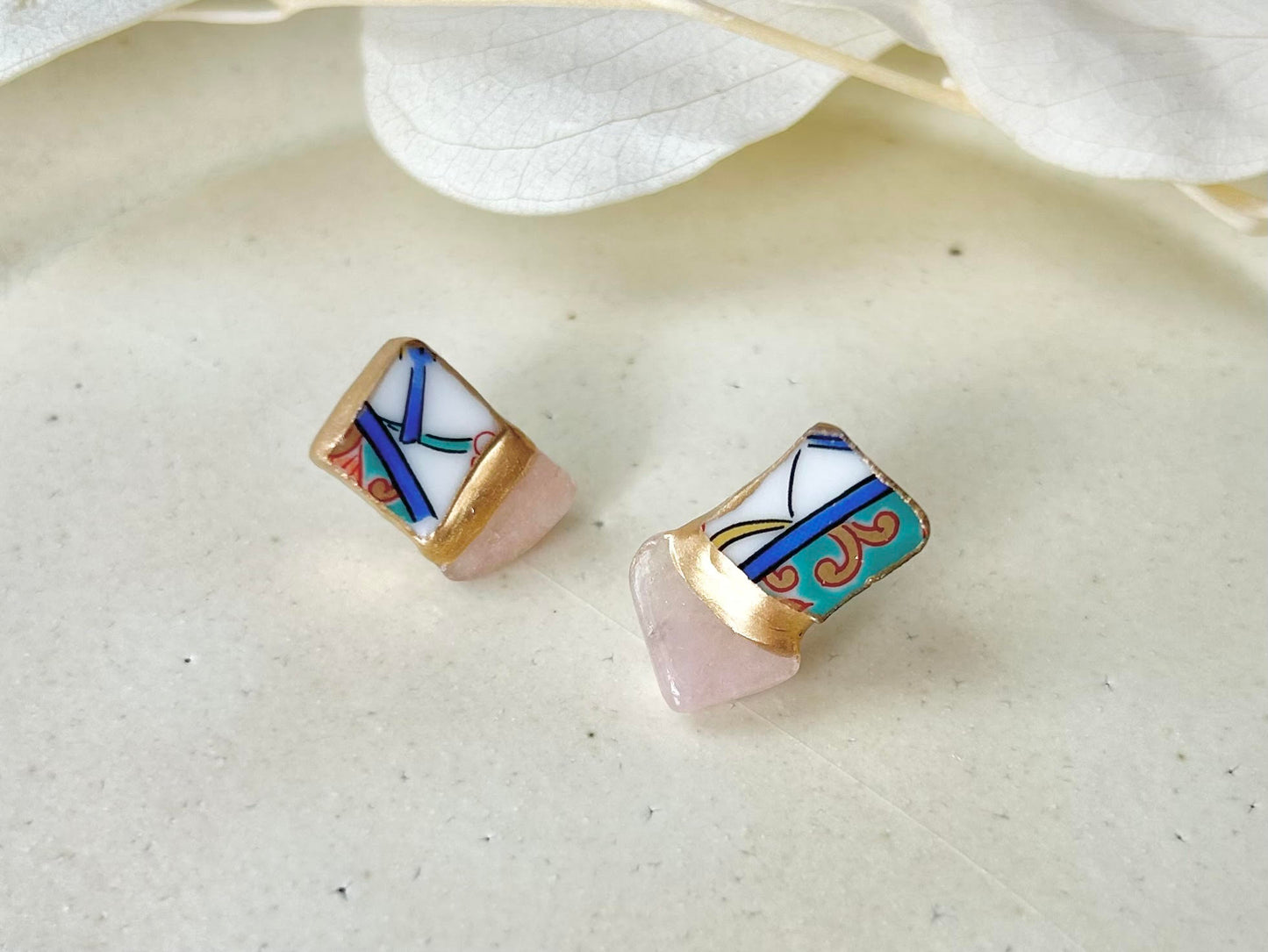 Imari Ware Kintsugi Titanium Earrings Gold Carnelian