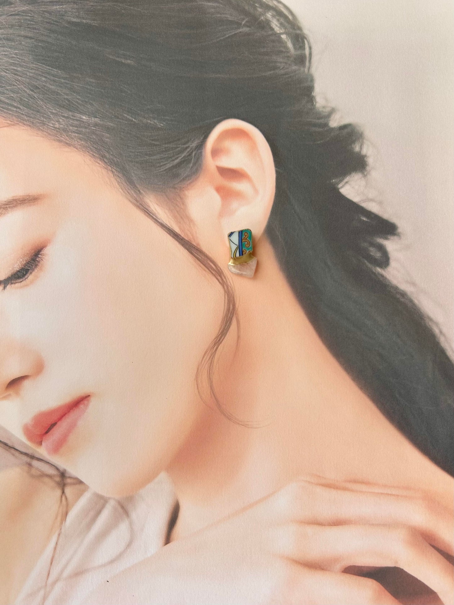 Imari Ware Kintsugi Titanium Earrings Gold Carnelian