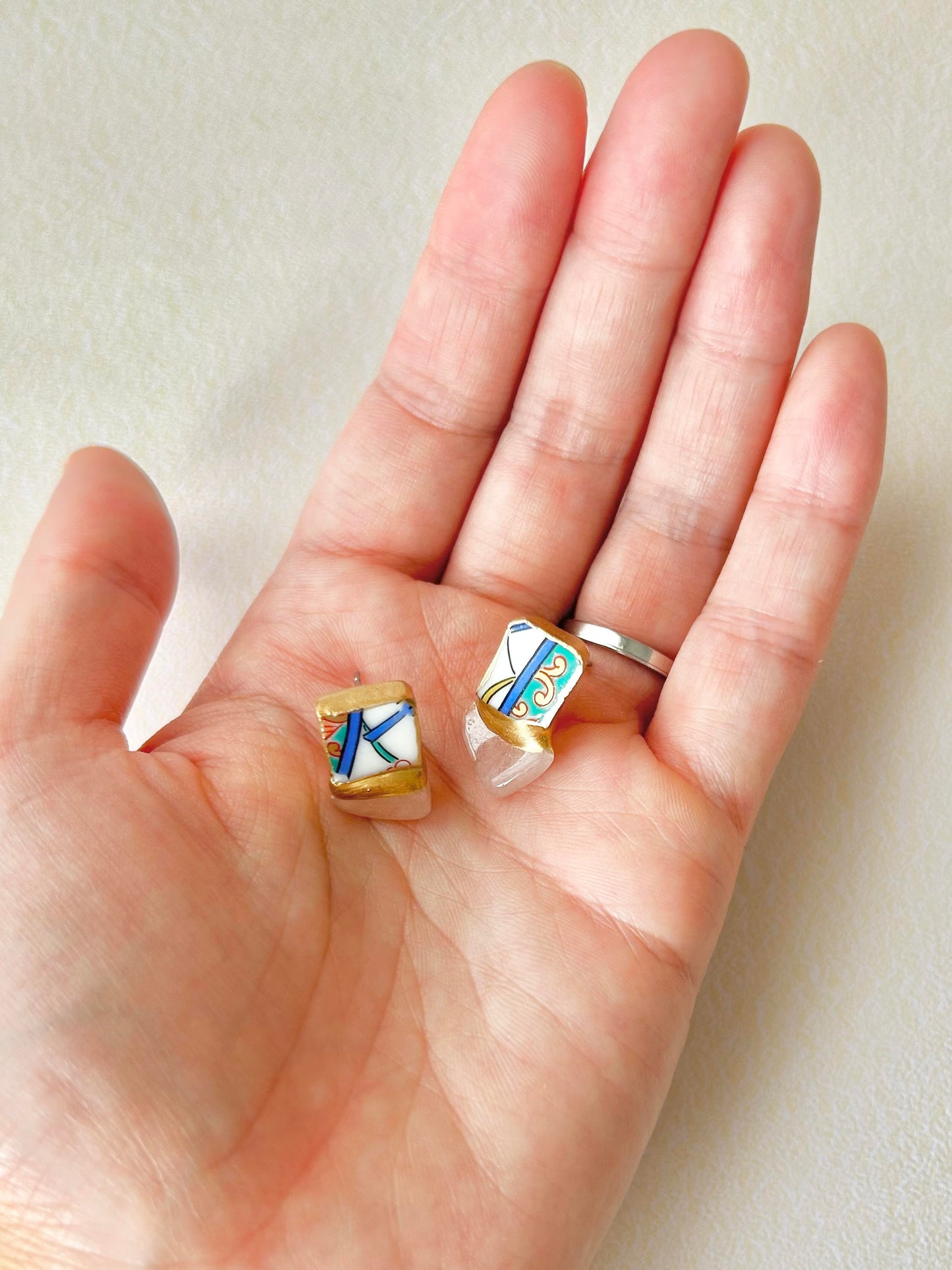Imari Ware Kintsugi Titanium Earrings Gold Carnelian