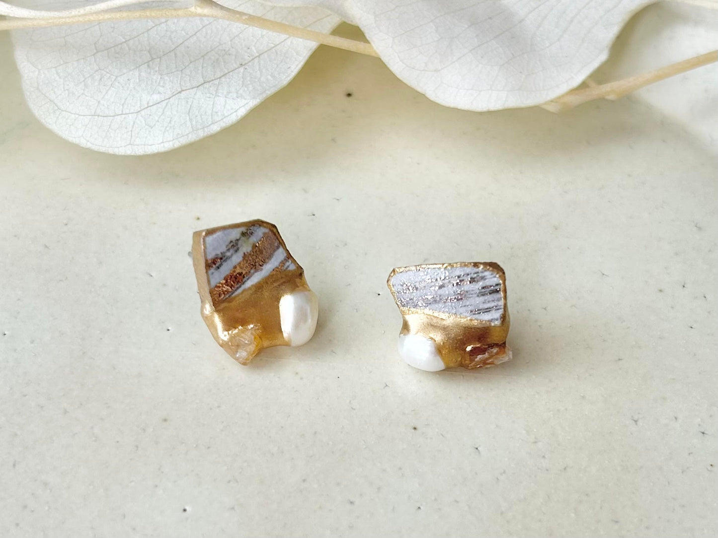 Imari Ware Kintsugi Titanium Earrings Gold Carnelian
