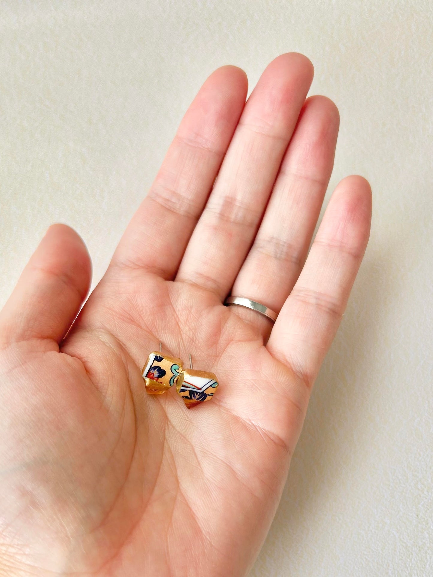 Imari Ware Kintsugi Titanium Earrings Gold Carnelian