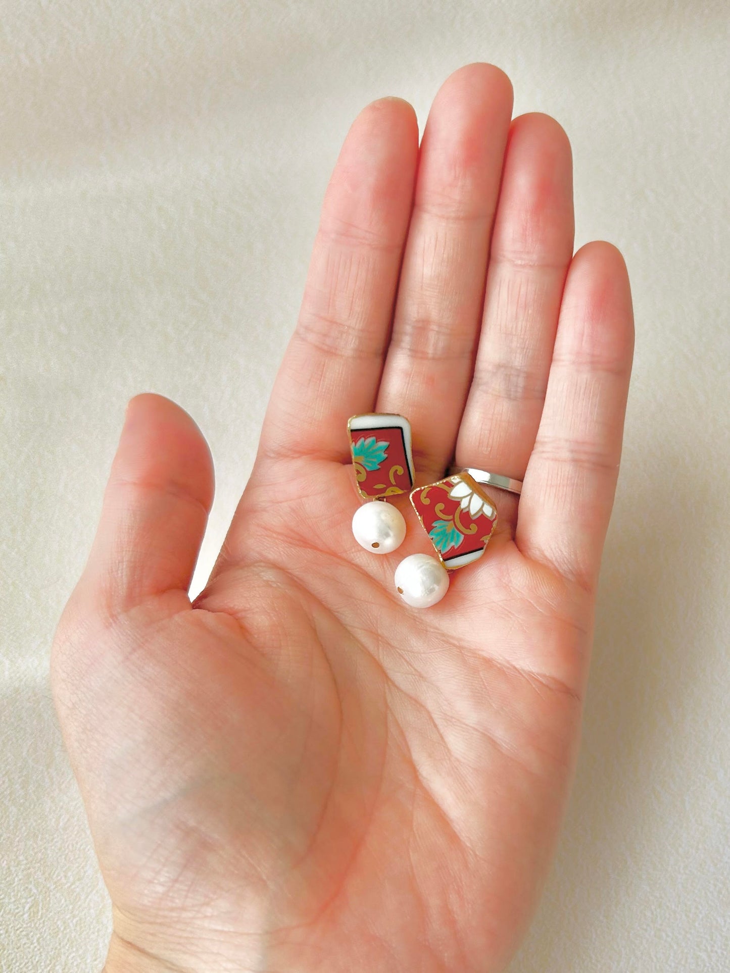 Imari Ware Kintsugi Titanium Earrings Gold Carnelian