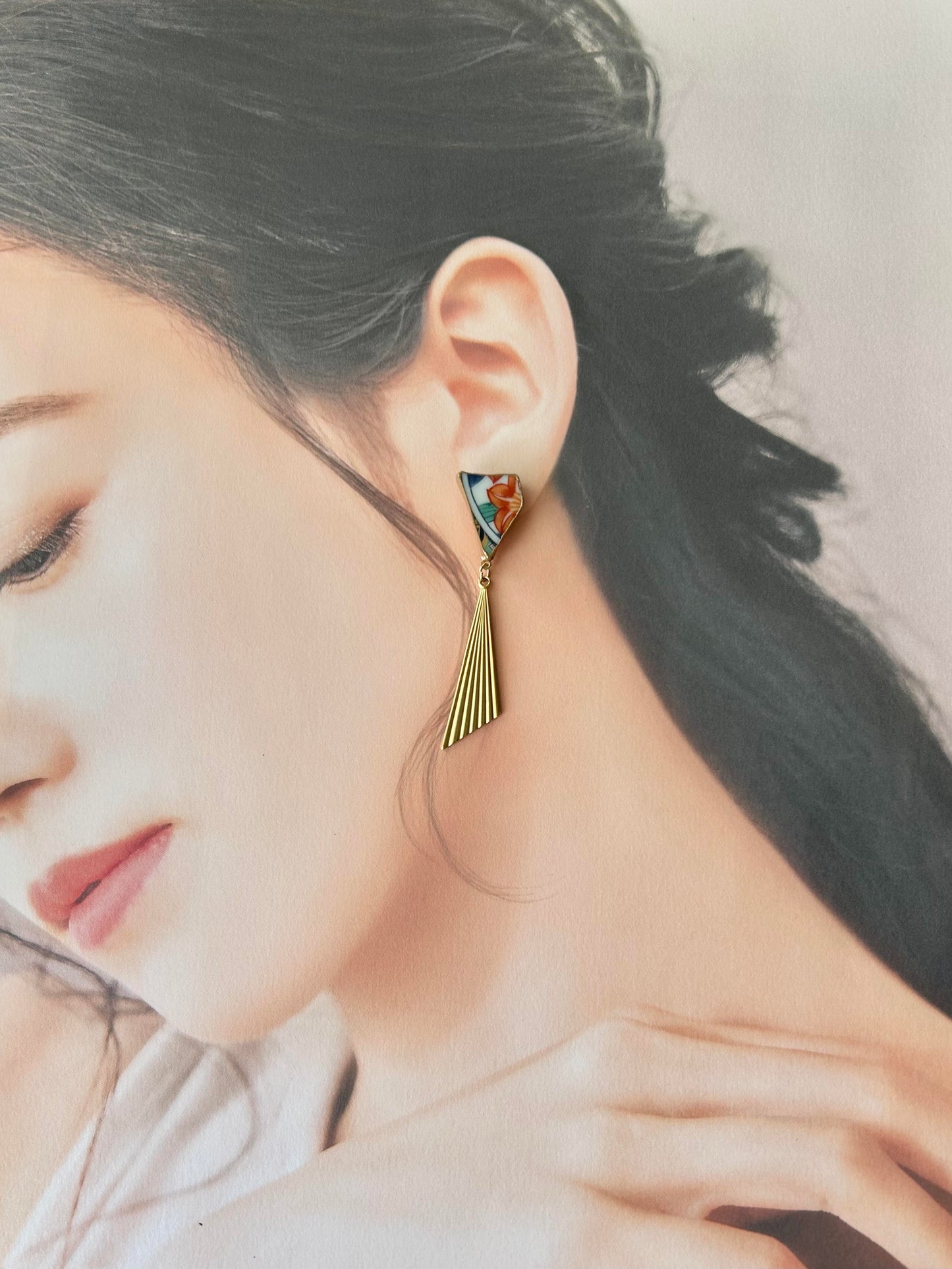 Imari Ware Kintsugi Titanium Earrings Gold Carnelian