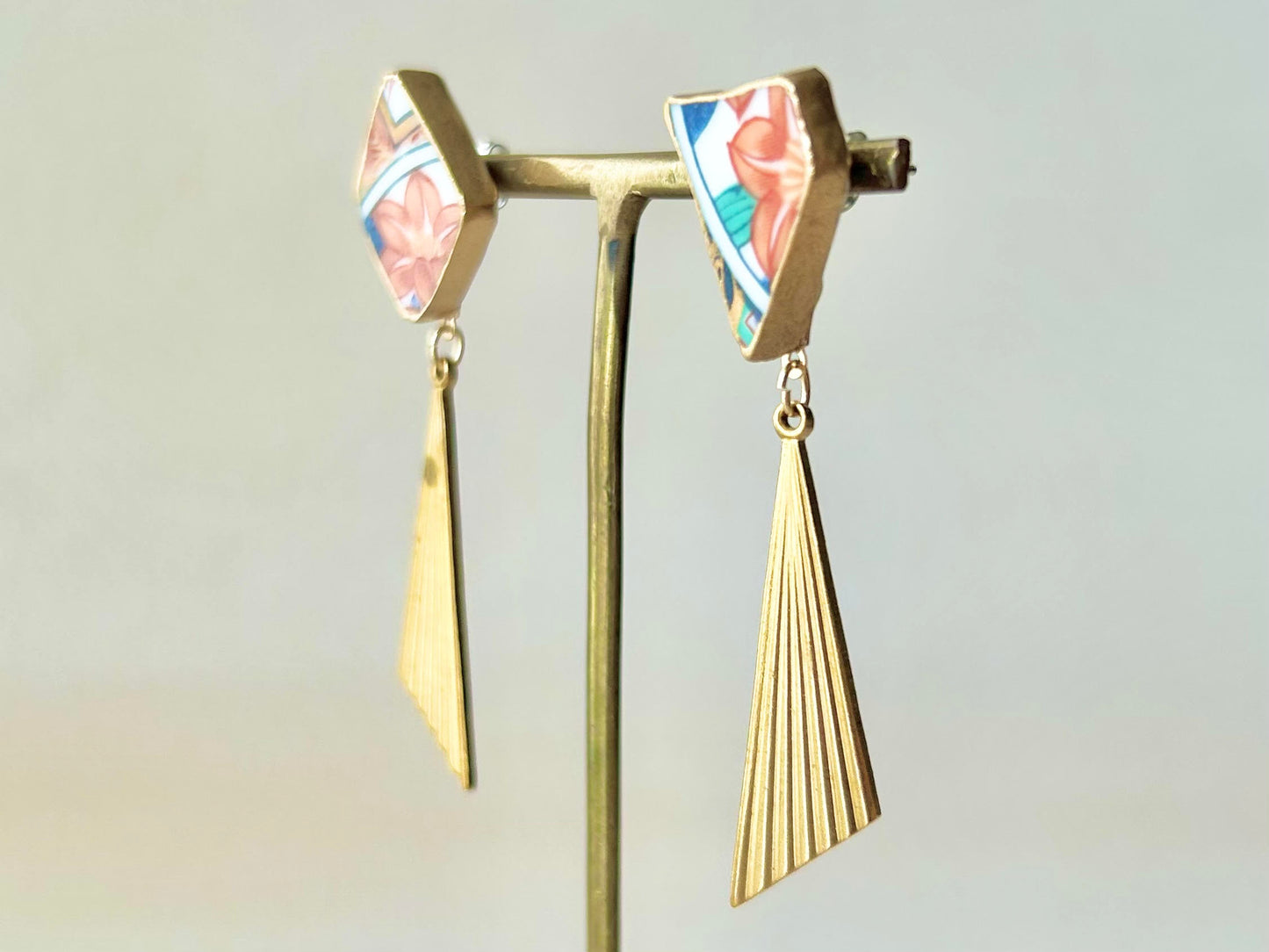 Imari Ware Kintsugi Titanium Earrings Gold Carnelian