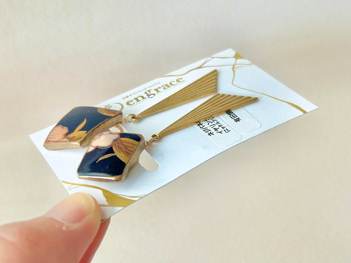 有田焼 金継ぎ ネジバネ式イヤリング 金色 リーフ柄 花柄 揺れる 伝統工芸 #257