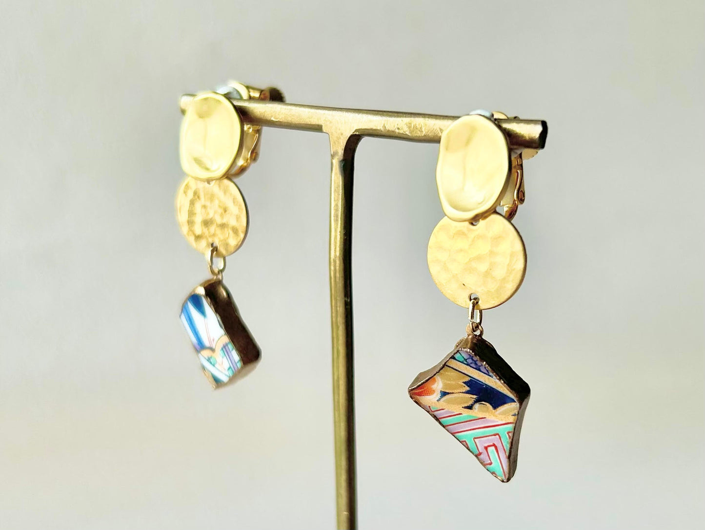 Imari Ware Kintsugi Titanium Earrings Gold Carnelian