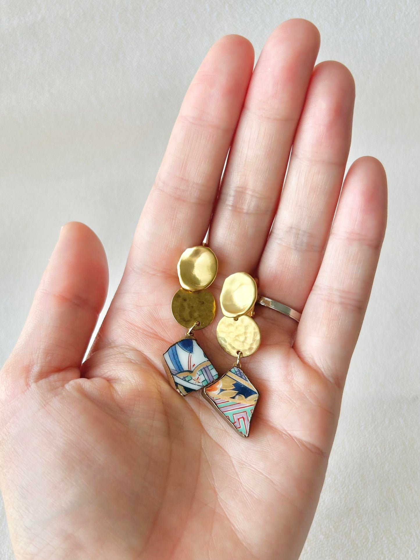 Imari Ware Kintsugi Titanium Earrings Gold Carnelian
