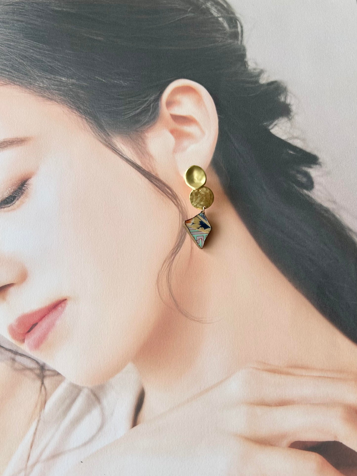 Imari Ware Kintsugi Titanium Earrings Gold Carnelian