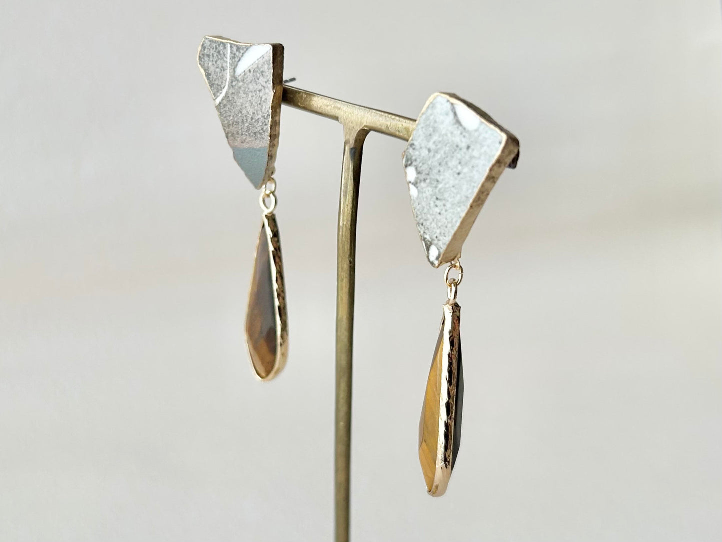 Imari Ware Kintsugi Titanium Earrings Gold Carnelian