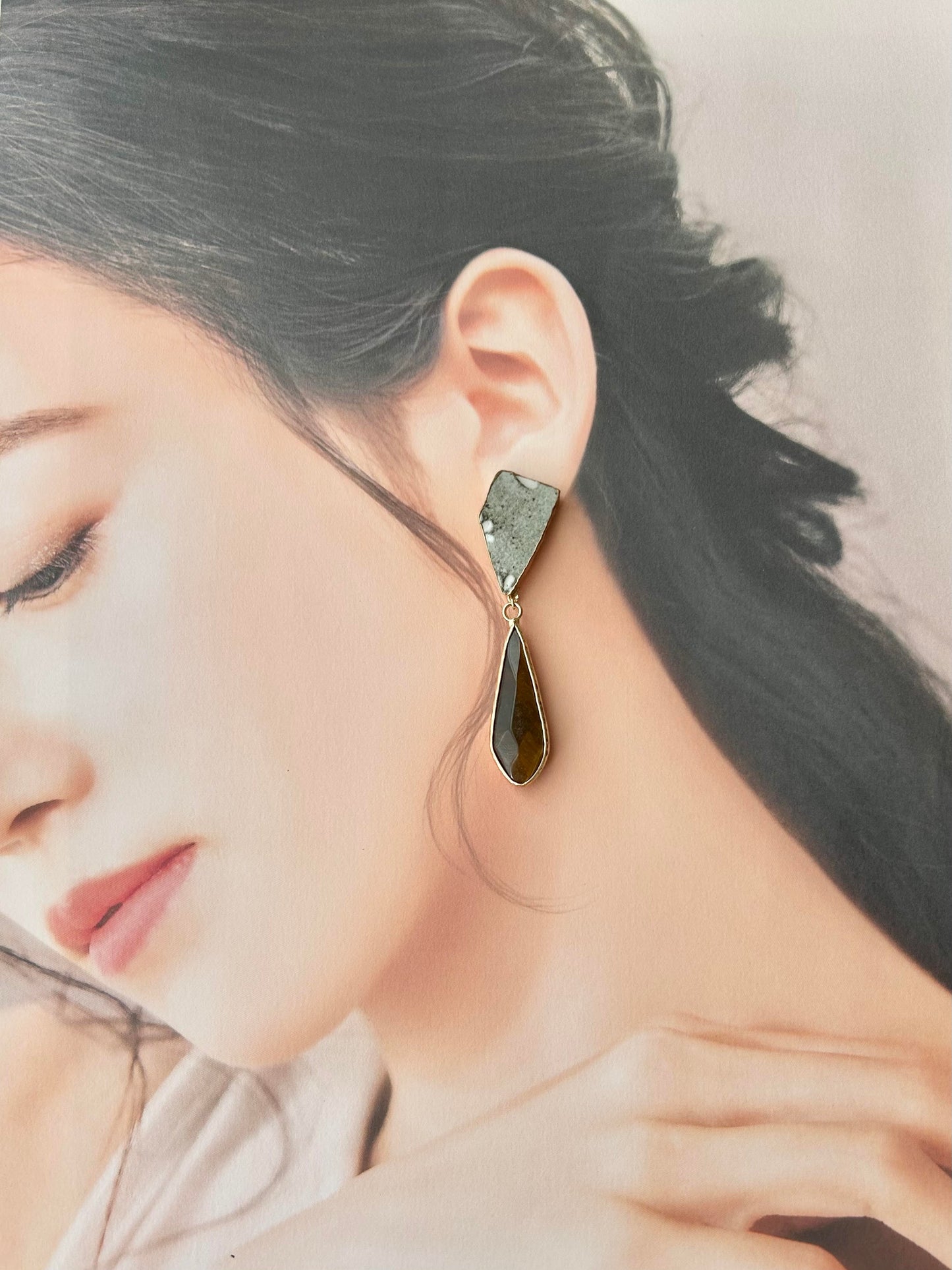 Imari Ware Kintsugi Titanium Earrings Gold Carnelian