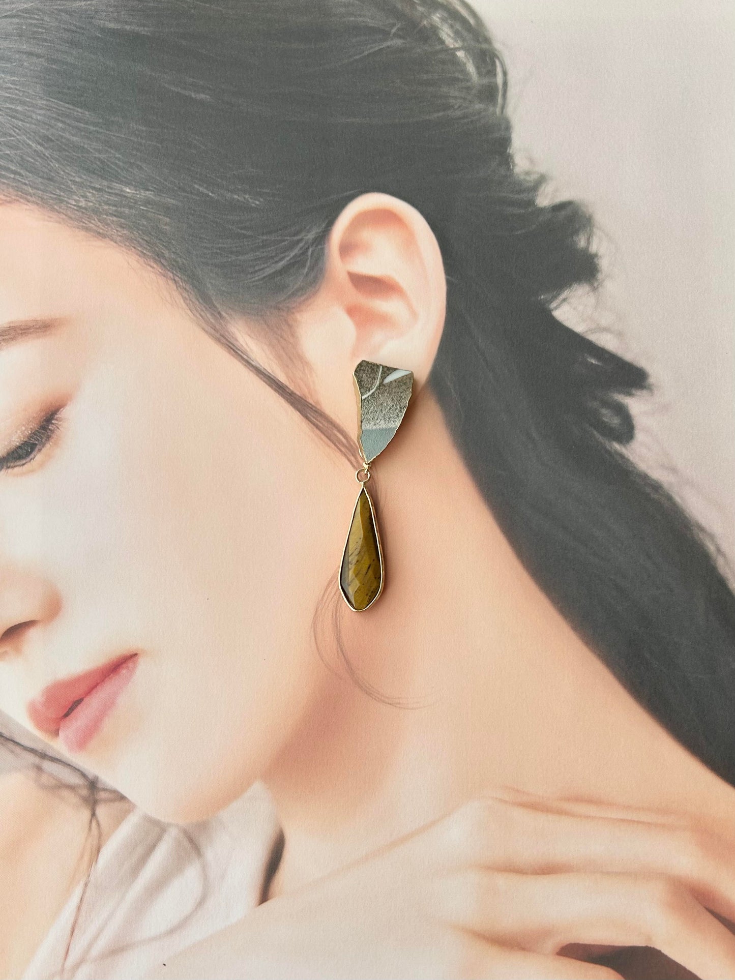 Imari Ware Kintsugi Titanium Earrings Gold Carnelian