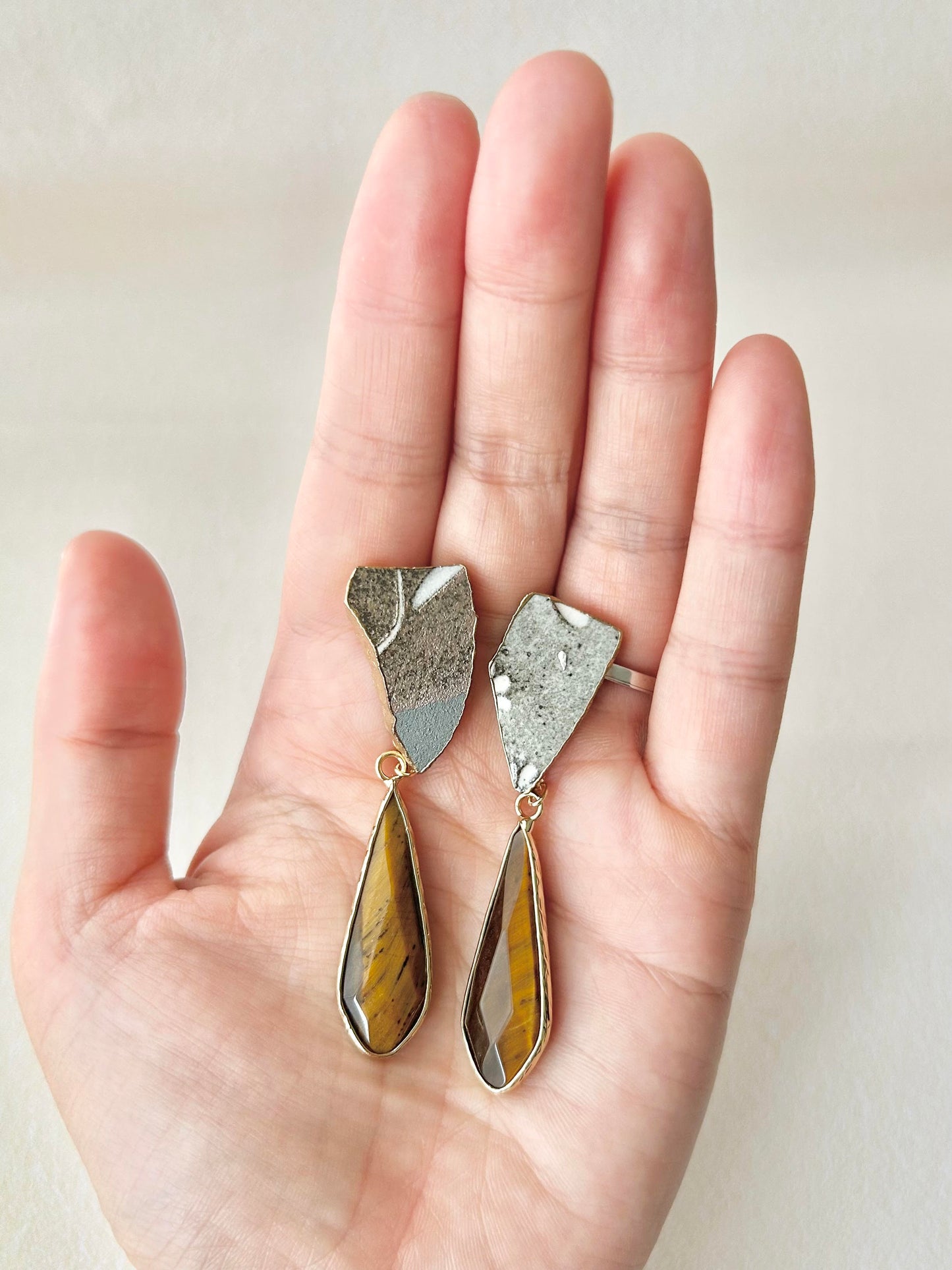 Imari Ware Kintsugi Titanium Earrings Gold Carnelian
