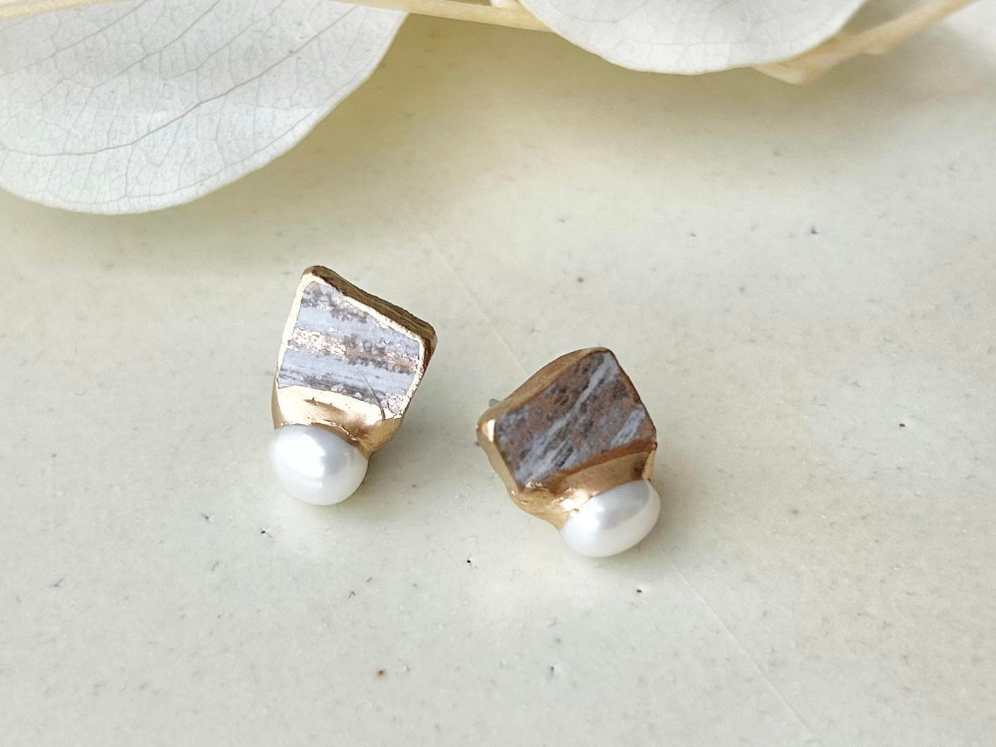 Imari Ware Kintsugi Titanium Earrings Gold Carnelian