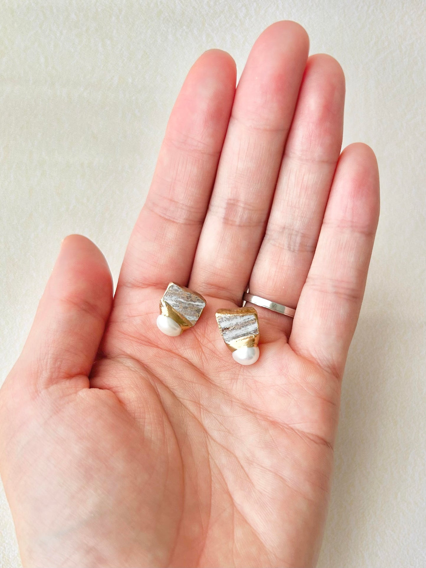 Imari Ware Kintsugi Titanium Earrings Gold Carnelian