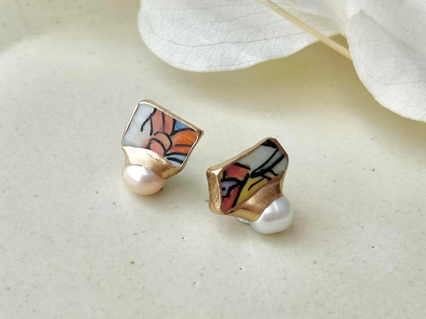 Imari Ware Kintsugi Titanium Earrings Gold Carnelian