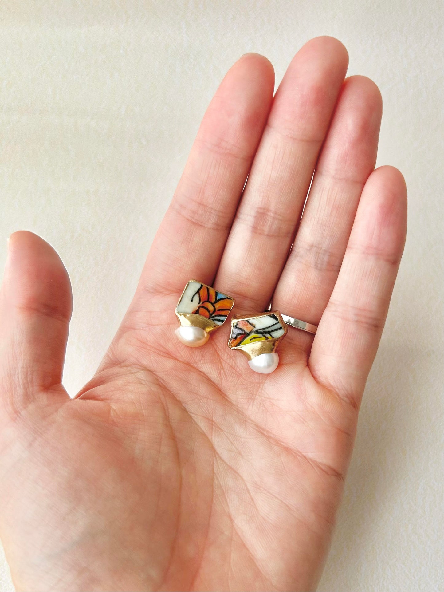 Imari Ware Kintsugi Titanium Earrings Gold Carnelian