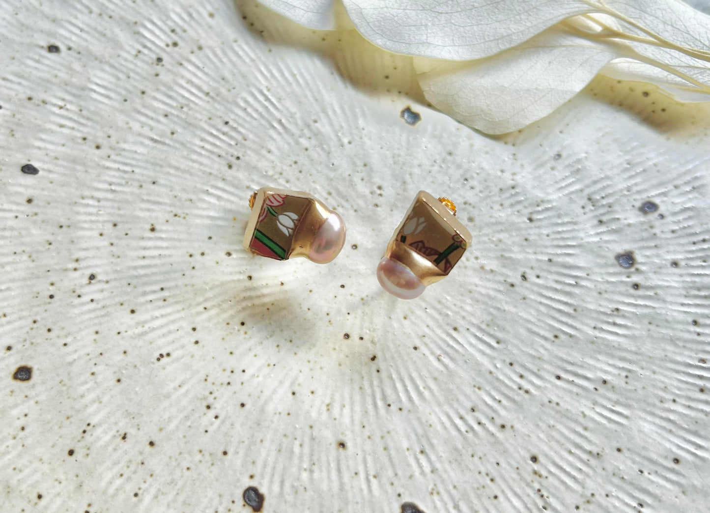 Imari Ware Kintsugi Titanium Earrings Gold Carnelian