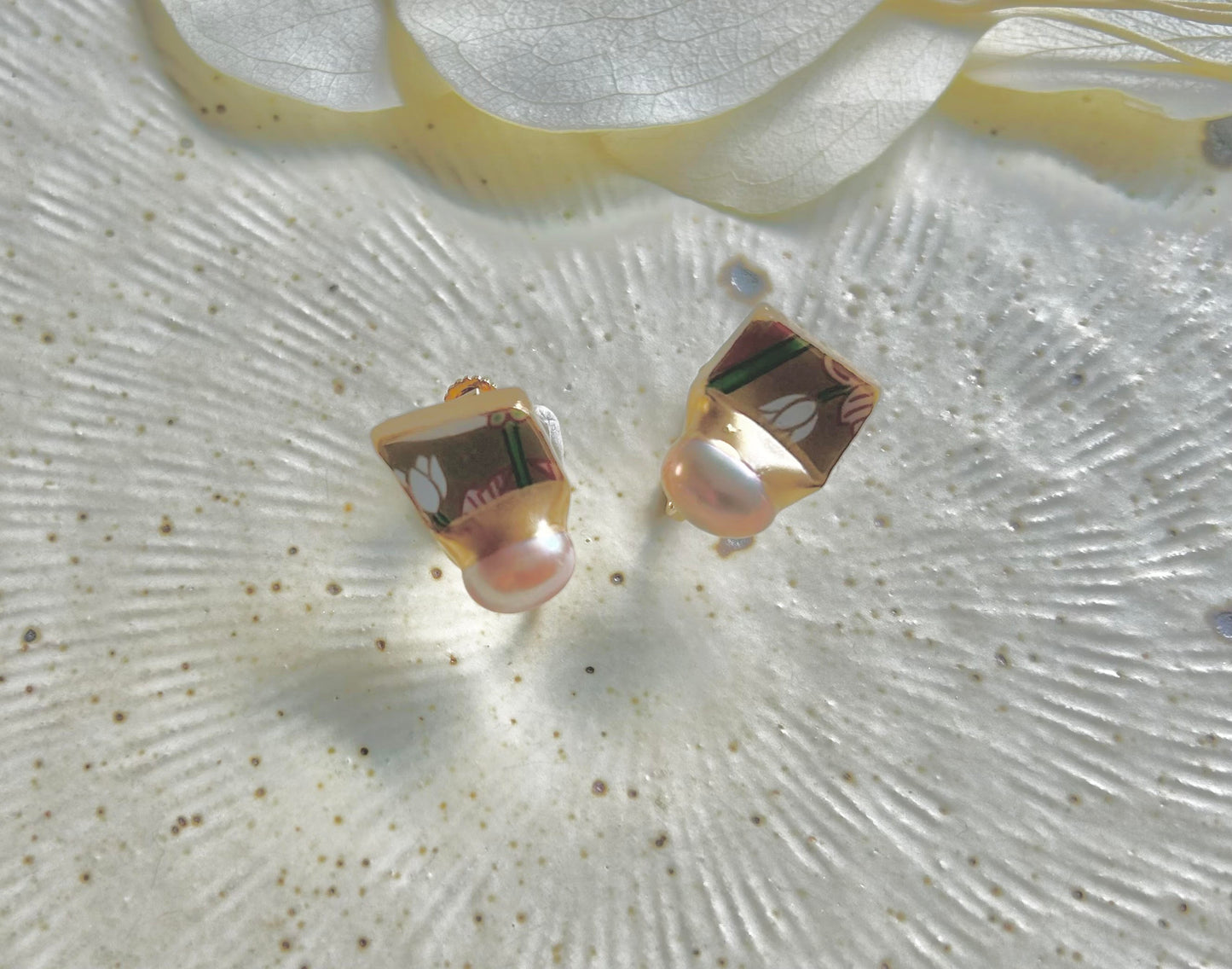 Imari Ware Kintsugi Titanium Earrings Gold Carnelian