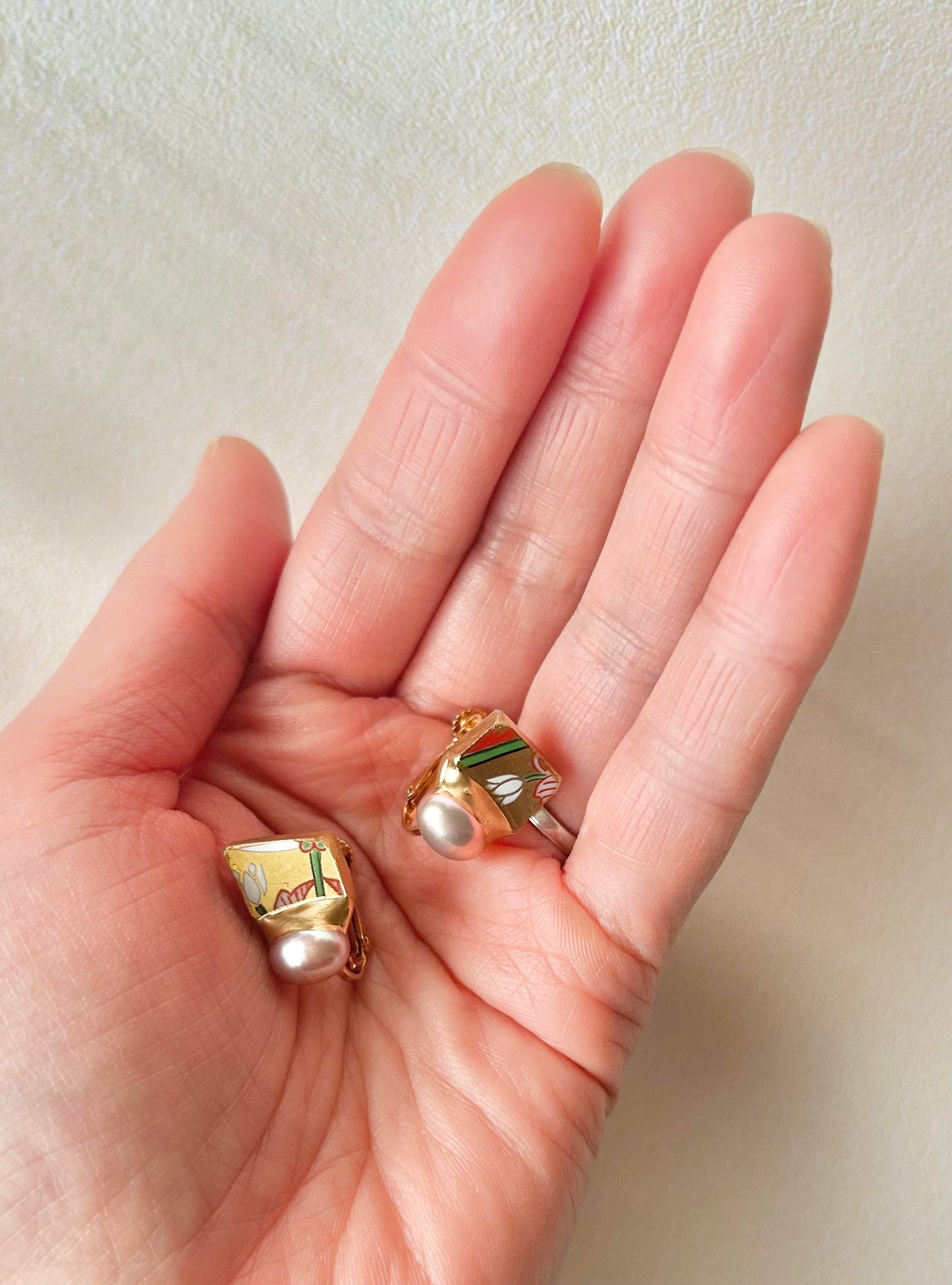 Imari Ware Kintsugi Titanium Earrings Gold Carnelian