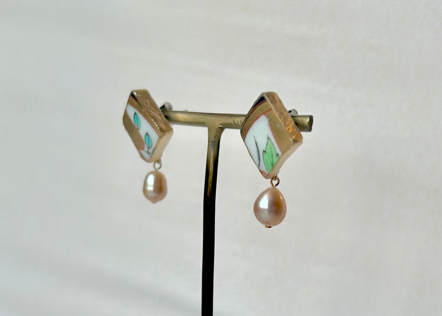 Imari Ware Kintsugi Titanium Earrings Gold Carnelian