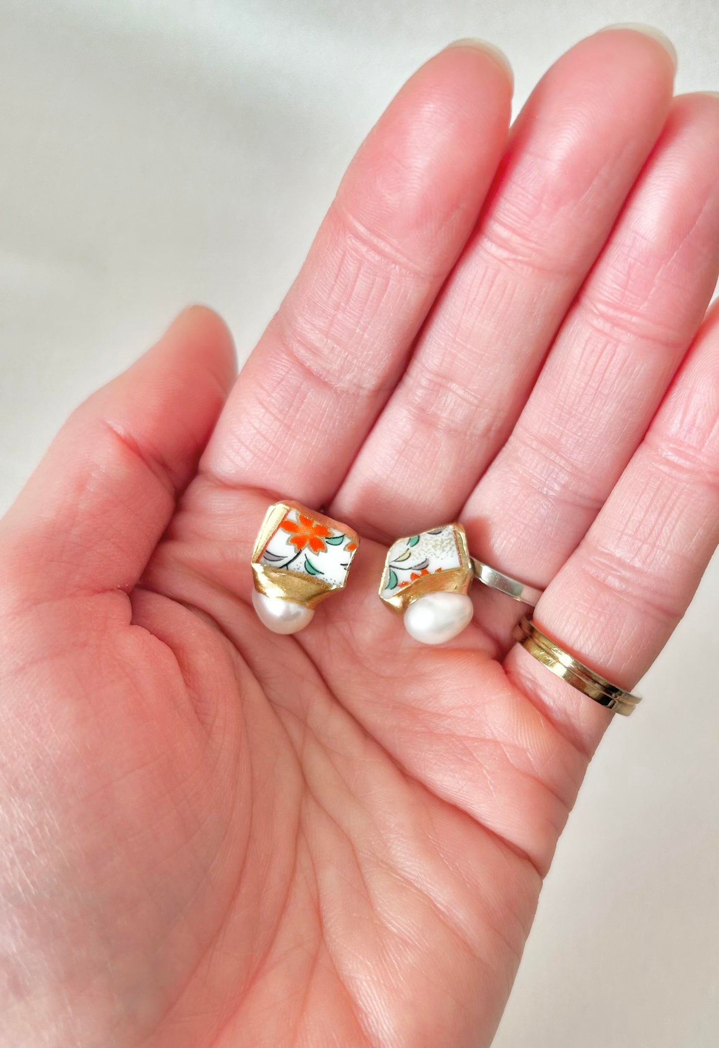 Imari Ware Kintsugi Titanium Earrings Gold Carnelian