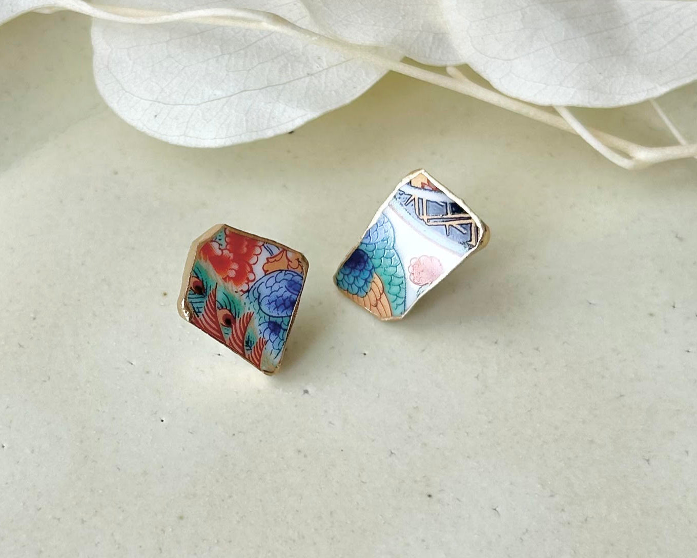 Imari Ware Kintsugi Titanium Earrings Gold Carnelian