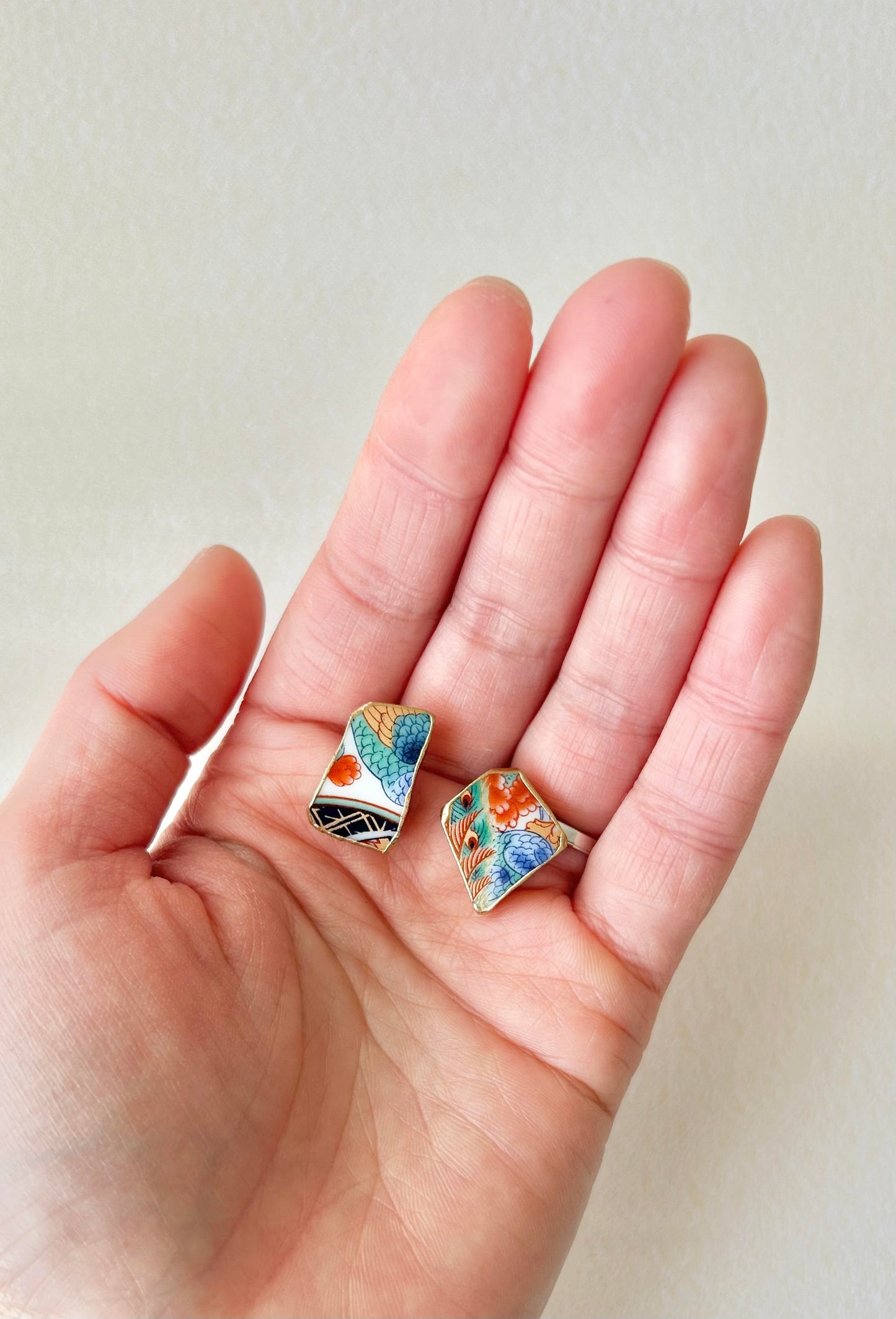 Imari Ware Kintsugi Titanium Earrings Gold Carnelian