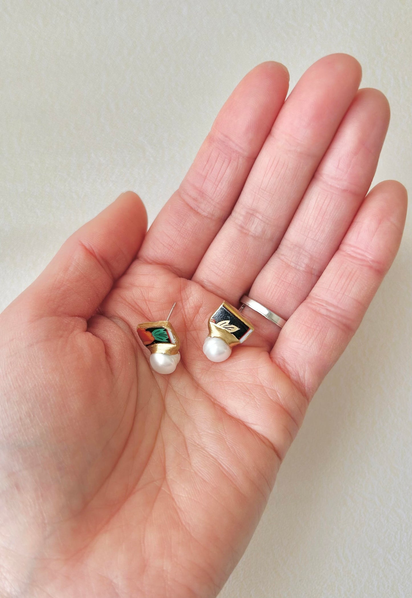 Imari Ware Kintsugi Titanium Earrings Gold Carnelian