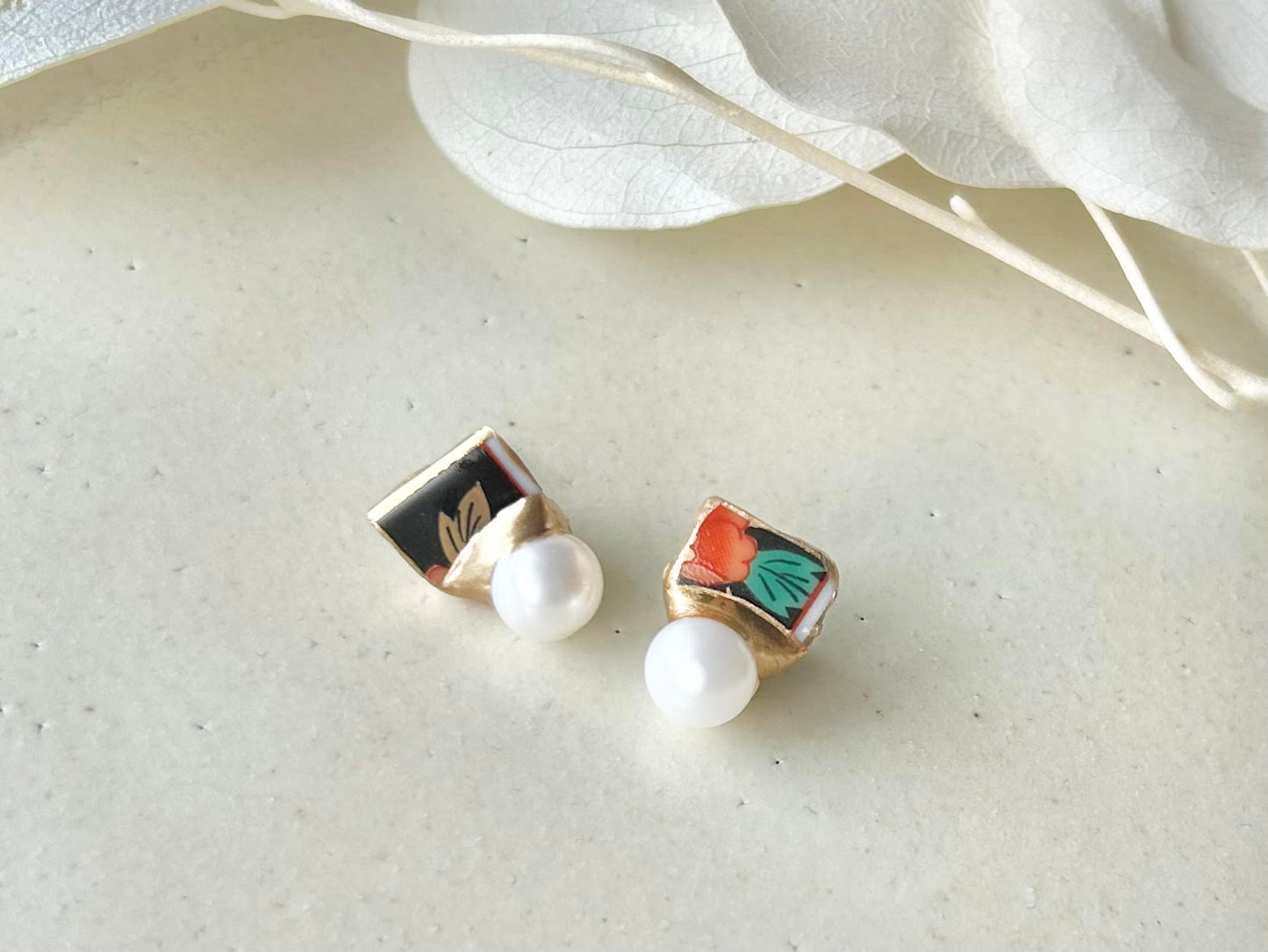 Imari Ware Kintsugi Titanium Earrings Gold Carnelian
