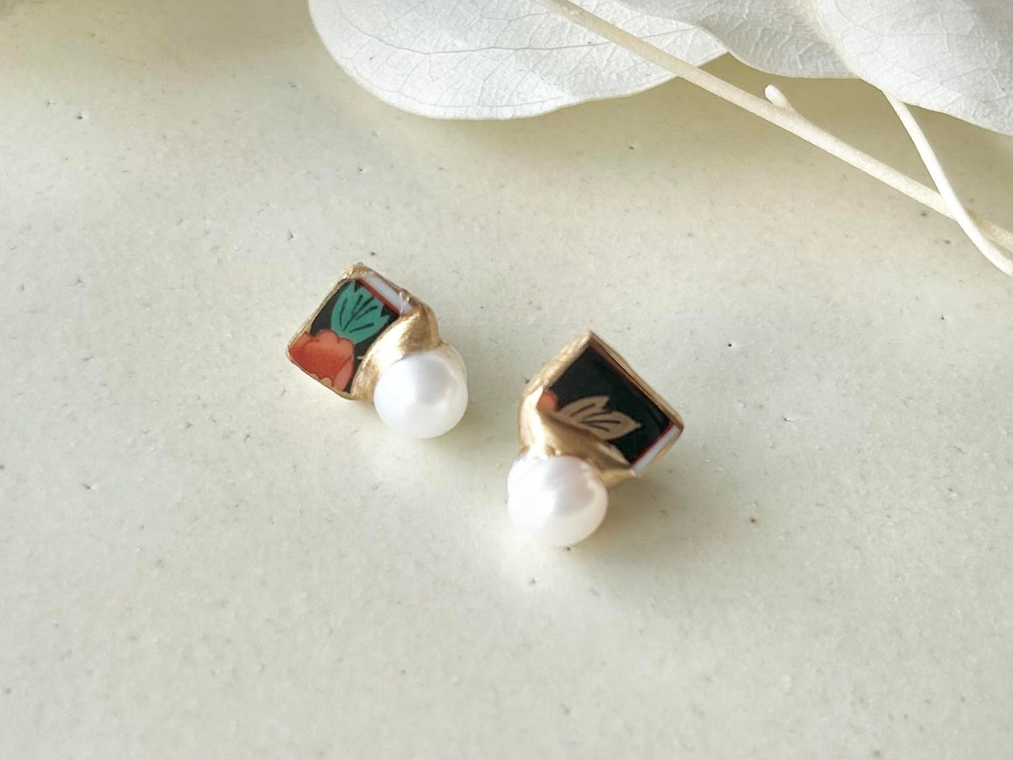 Imari Ware Kintsugi Titanium Earrings Gold Carnelian