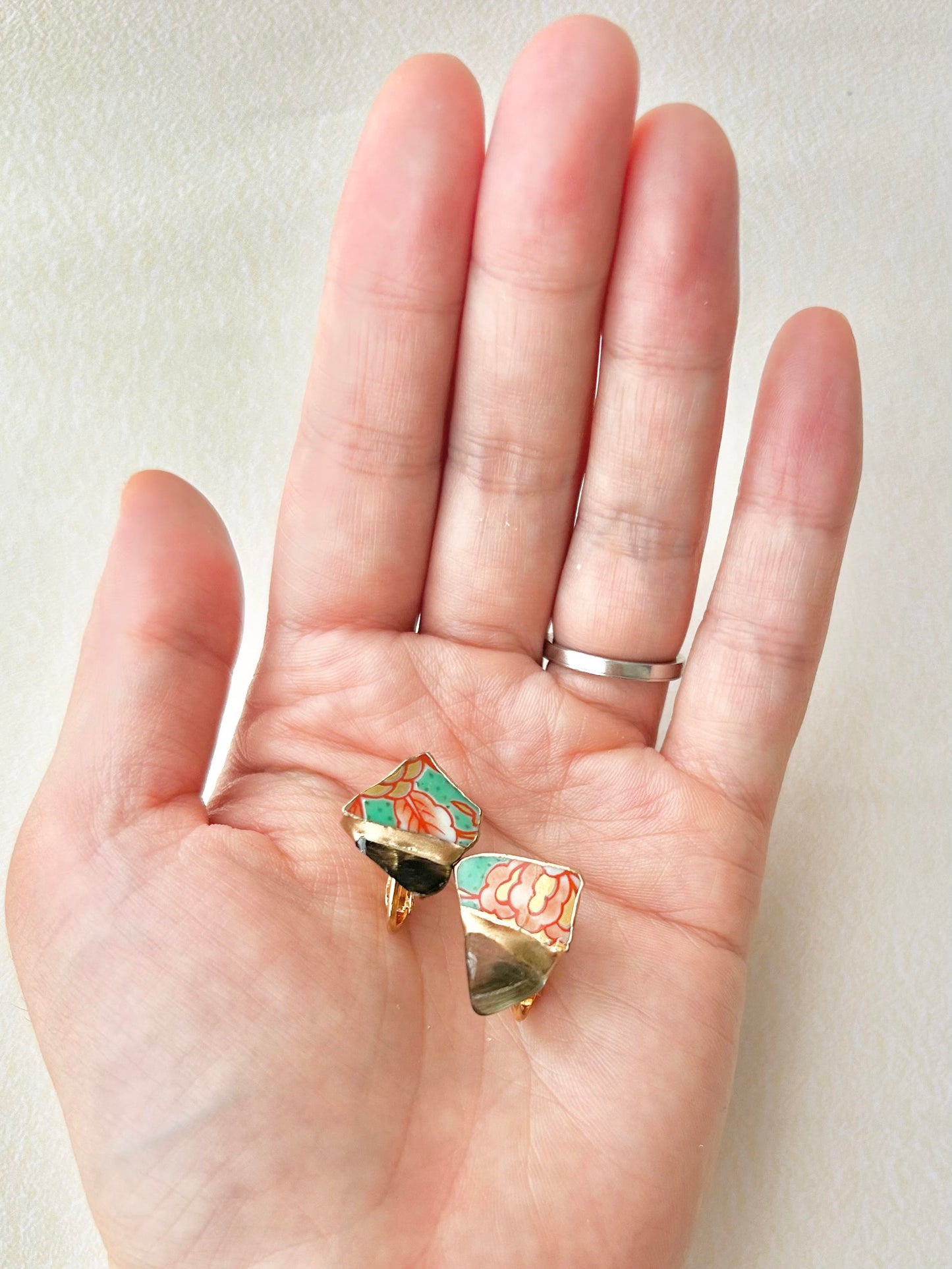 Imari Ware Kintsugi Titanium Earrings Gold Carnelian