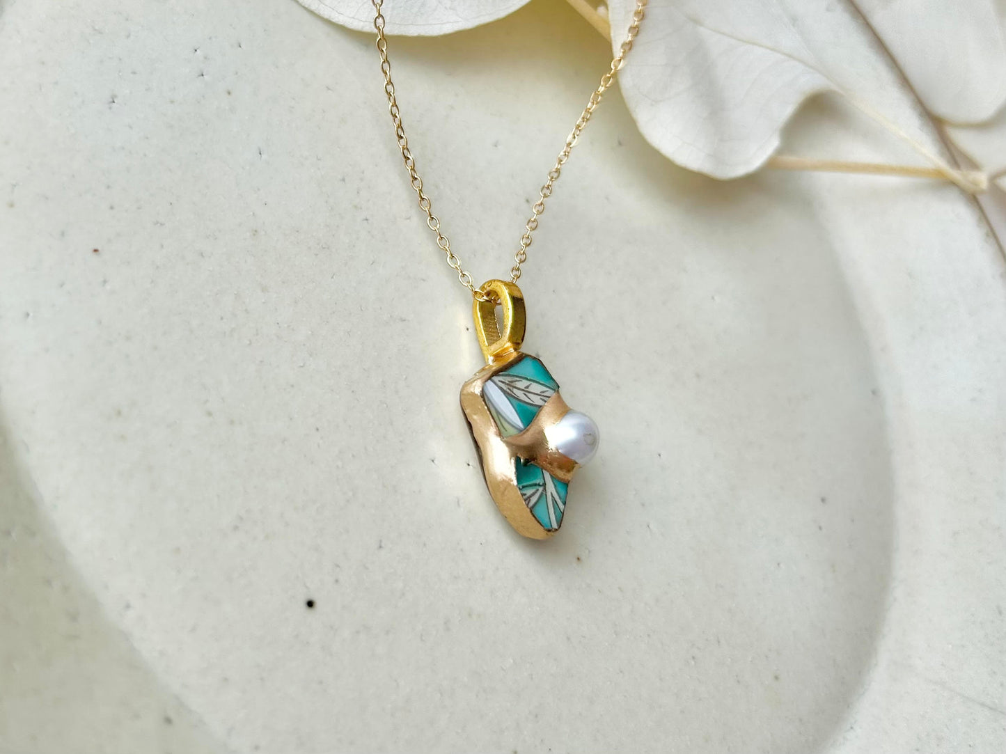 有田焼　金継ぎ　ネックレス　サージカルステンレスチェーン　アレルギー対応　18K　緑　リーフ柄　淡水パール　天然石　伝統工芸　＃291
