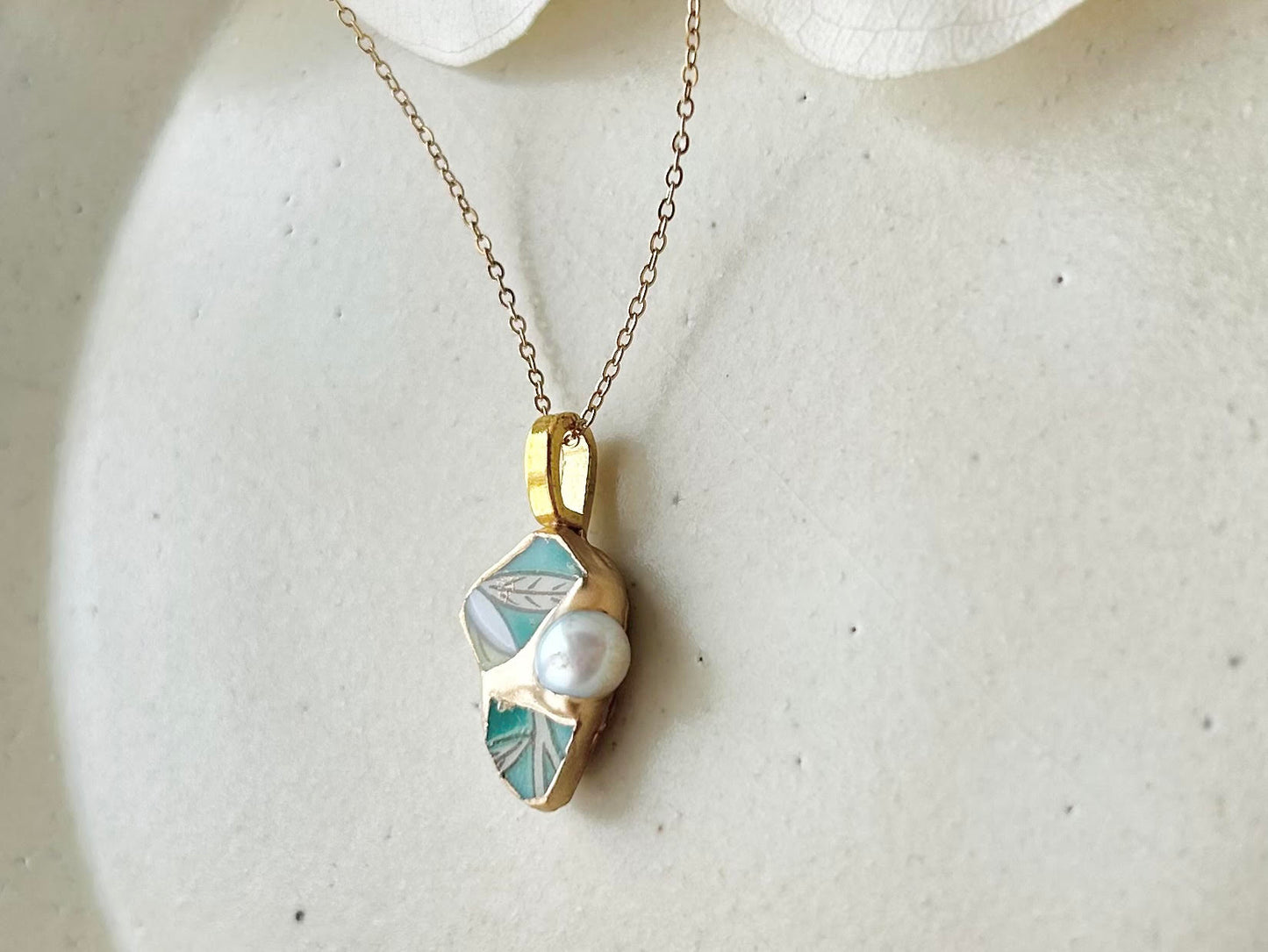 有田焼　金継ぎ　ネックレス　サージカルステンレスチェーン　アレルギー対応　18K　緑　リーフ柄　淡水パール　天然石　伝統工芸　＃291
