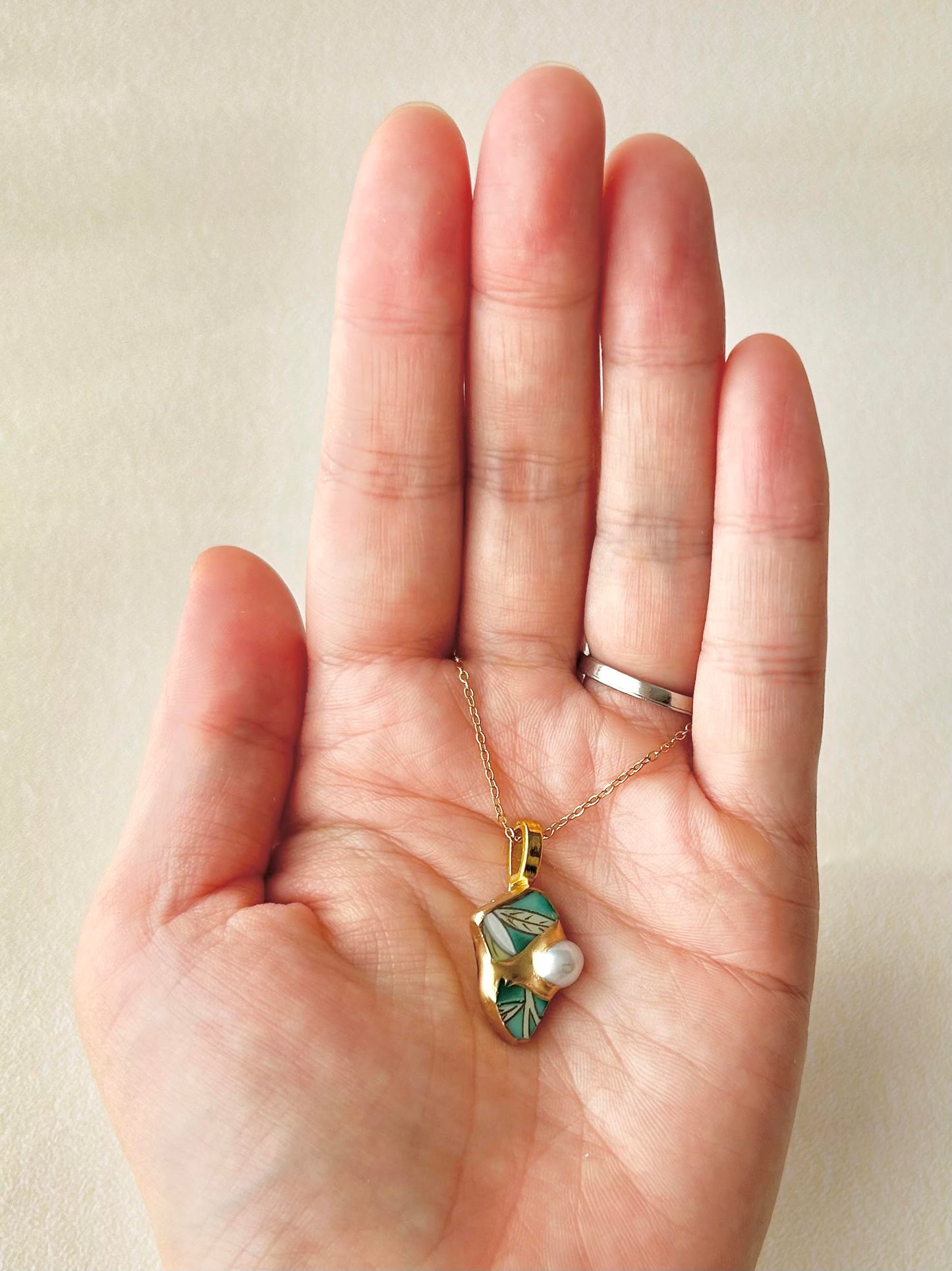 有田焼　金継ぎ　ネックレス　サージカルステンレスチェーン　アレルギー対応　18K　緑　リーフ柄　淡水パール　天然石　伝統工芸　＃291
