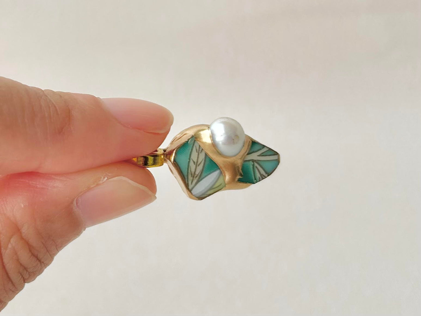 有田焼　金継ぎ　ネックレス　サージカルステンレスチェーン　アレルギー対応　18K　緑　リーフ柄　淡水パール　天然石　伝統工芸　＃291