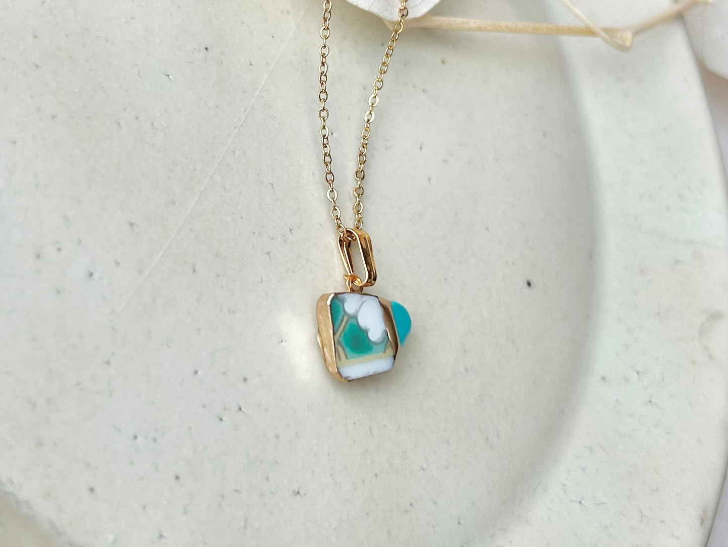 有田焼　金継ぎ　ネックレス　サージカルステンレスチェーン　アレルギー対応　18K　緑　リーフ柄　ターコイズ　天然石　伝統工芸　＃293
