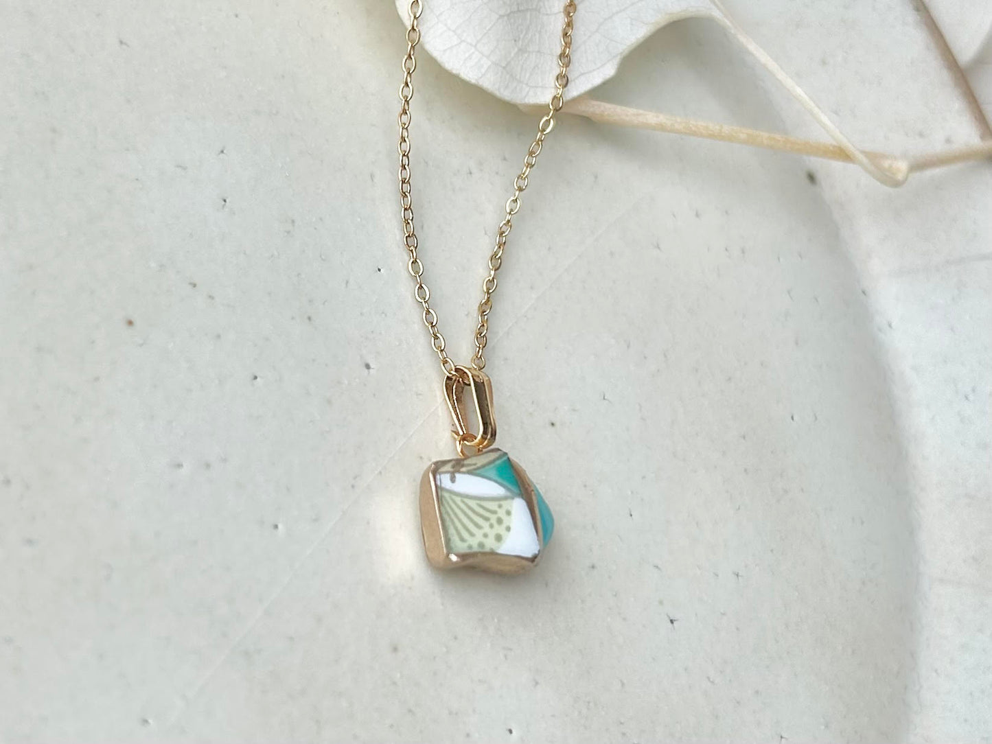 有田焼　金継ぎ　ネックレス　サージカルステンレスチェーン　アレルギー対応　18K　白い花柄　ターコイズ　天然石　伝統工芸　＃294