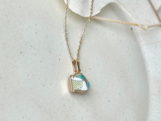 有田焼　金継ぎ　ネックレス　サージカルステンレスチェーン　アレルギー対応　18K　白い花柄　ターコイズ　天然石　伝統工芸　＃294
