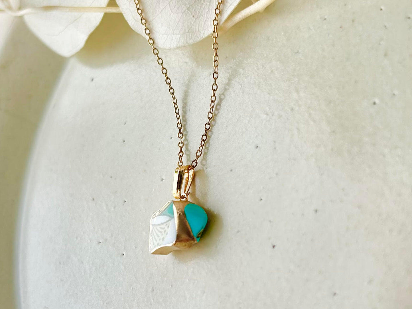 有田焼　金継ぎ　ネックレス　サージカルステンレスチェーン　アレルギー対応　18K　白い花柄　ターコイズ　天然石　伝統工芸　＃294