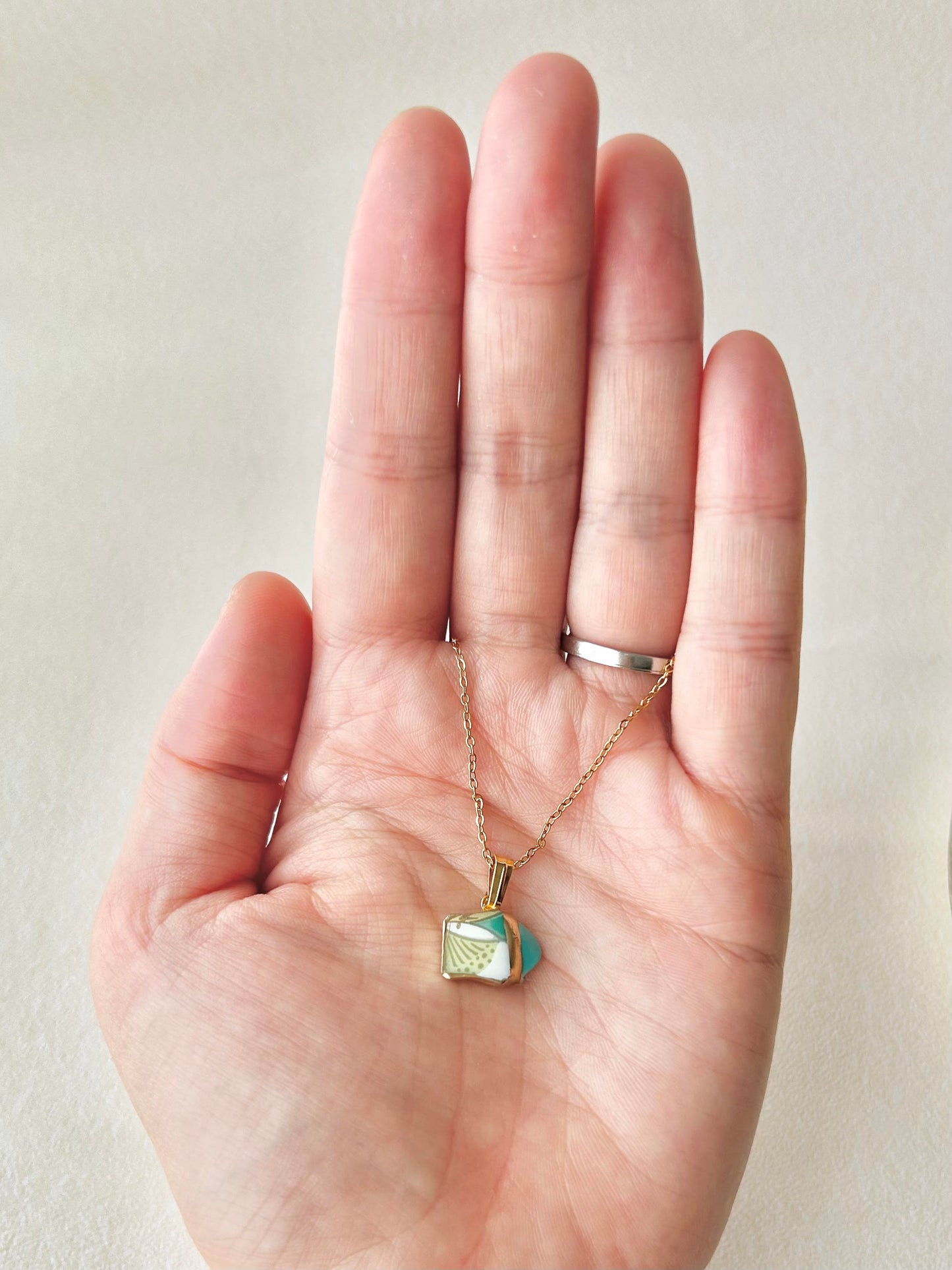 有田焼　金継ぎ　ネックレス　サージカルステンレスチェーン　アレルギー対応　18K　白い花柄　ターコイズ　天然石　伝統工芸　＃294