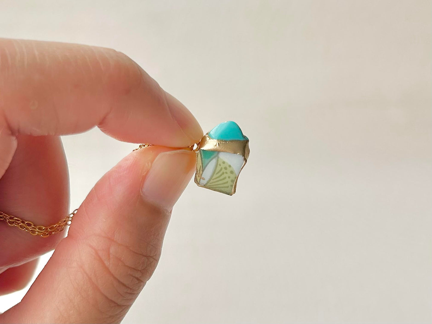 有田焼　金継ぎ　ネックレス　サージカルステンレスチェーン　アレルギー対応　18K　白い花柄　ターコイズ　天然石　伝統工芸　＃294