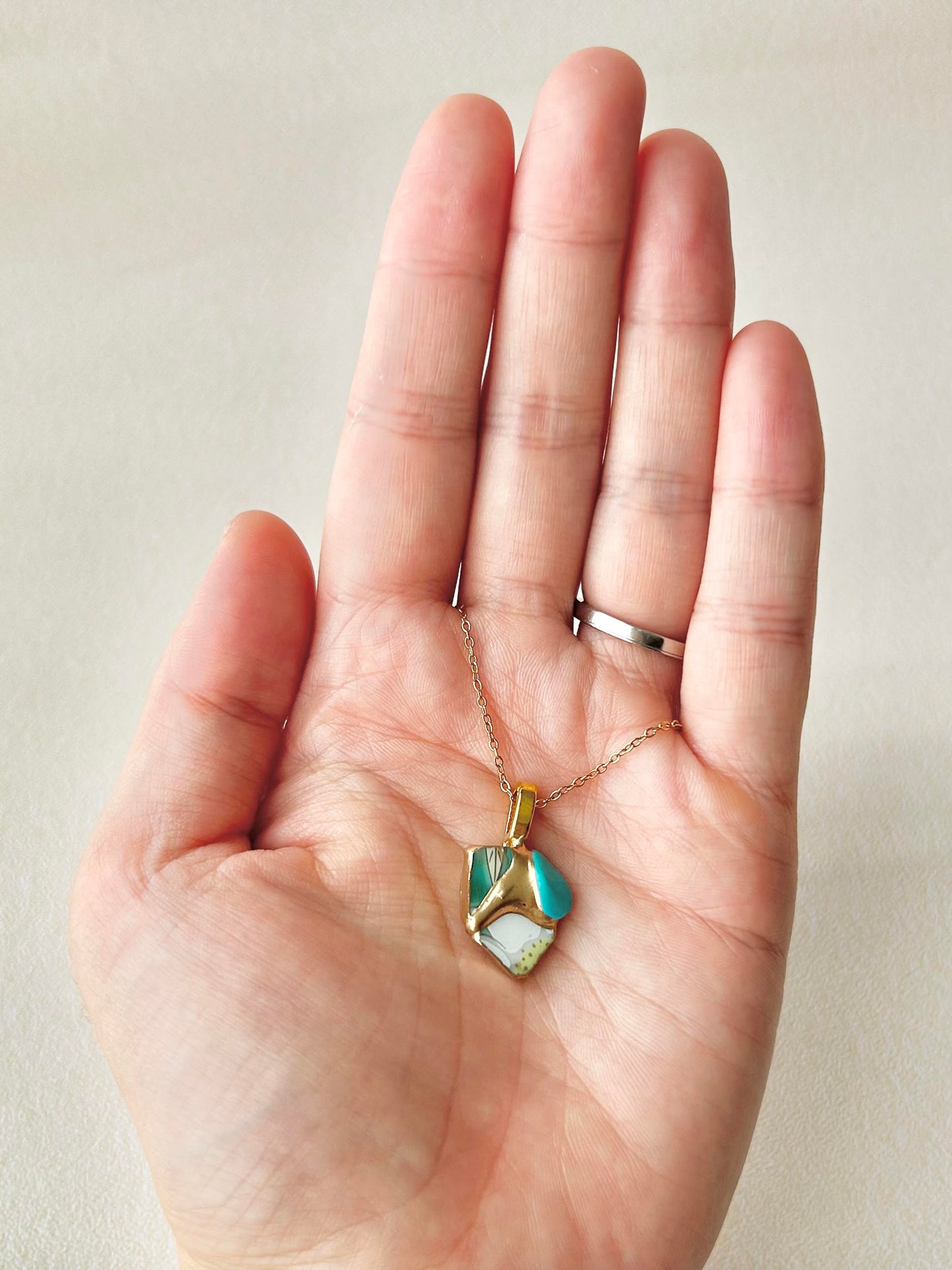 有田焼　金継ぎ　ネックレス　サージカルステンレスチェーン　アレルギー対応　18K　緑　リーフ柄　花柄　ターコイズ　天然石　伝統工芸　＃295