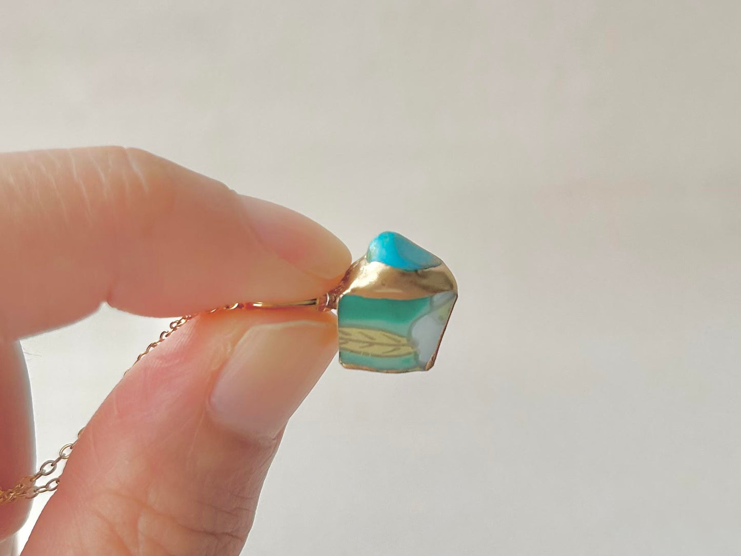 有田焼　金継ぎ　ネックレス　サージカルステンレスチェーン　アレルギー対応　18K　緑　リーフ柄　ターコイズ　天然石　伝統工芸　＃296