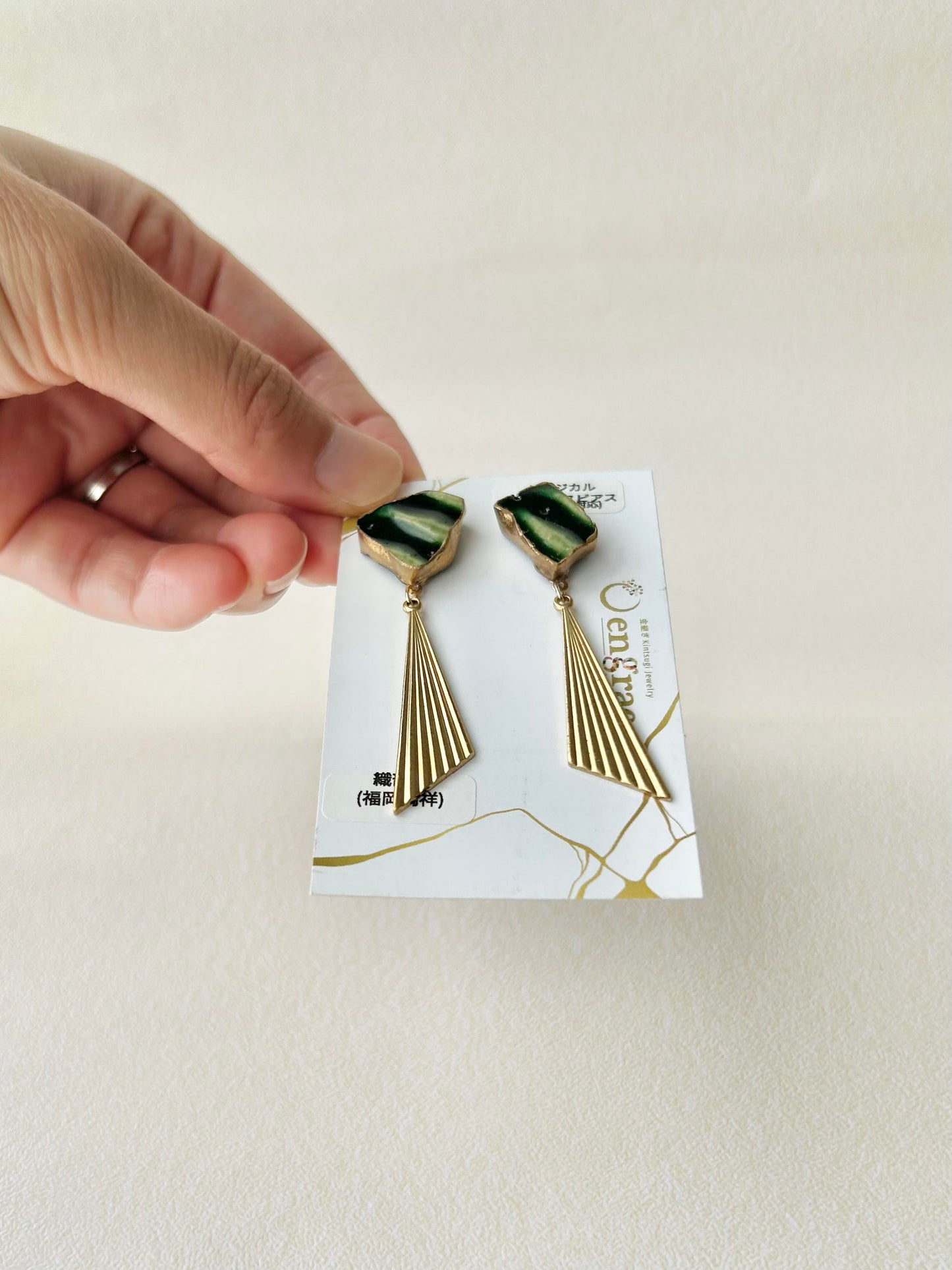 織部焼　金継ぎ　サージカルステンレスピアス　深い緑　ゴールド　揺れる　伝統工芸　＃299