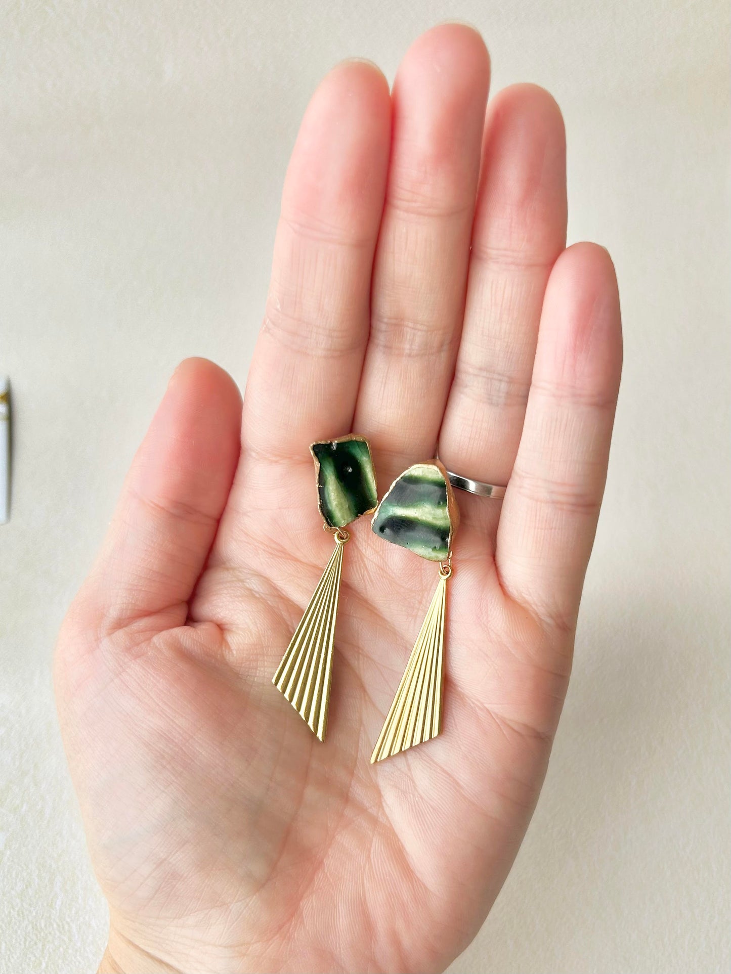 織部焼　金継ぎ　サージカルステンレスピアス　深い緑　ゴールド　揺れる　伝統工芸　＃299