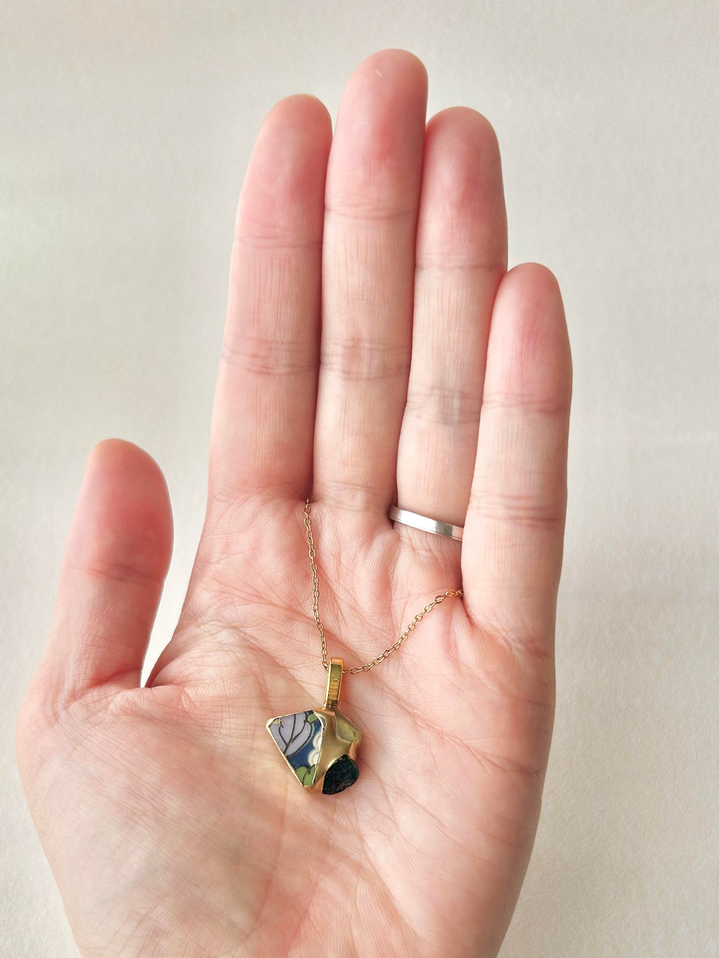 有田焼　金継ぎ　ネックレス　サージカルステンレスチェーン　アレルギー対応　18K　リーフ柄　アパタイト　プレナイト　天然石　伝統工芸　＃308