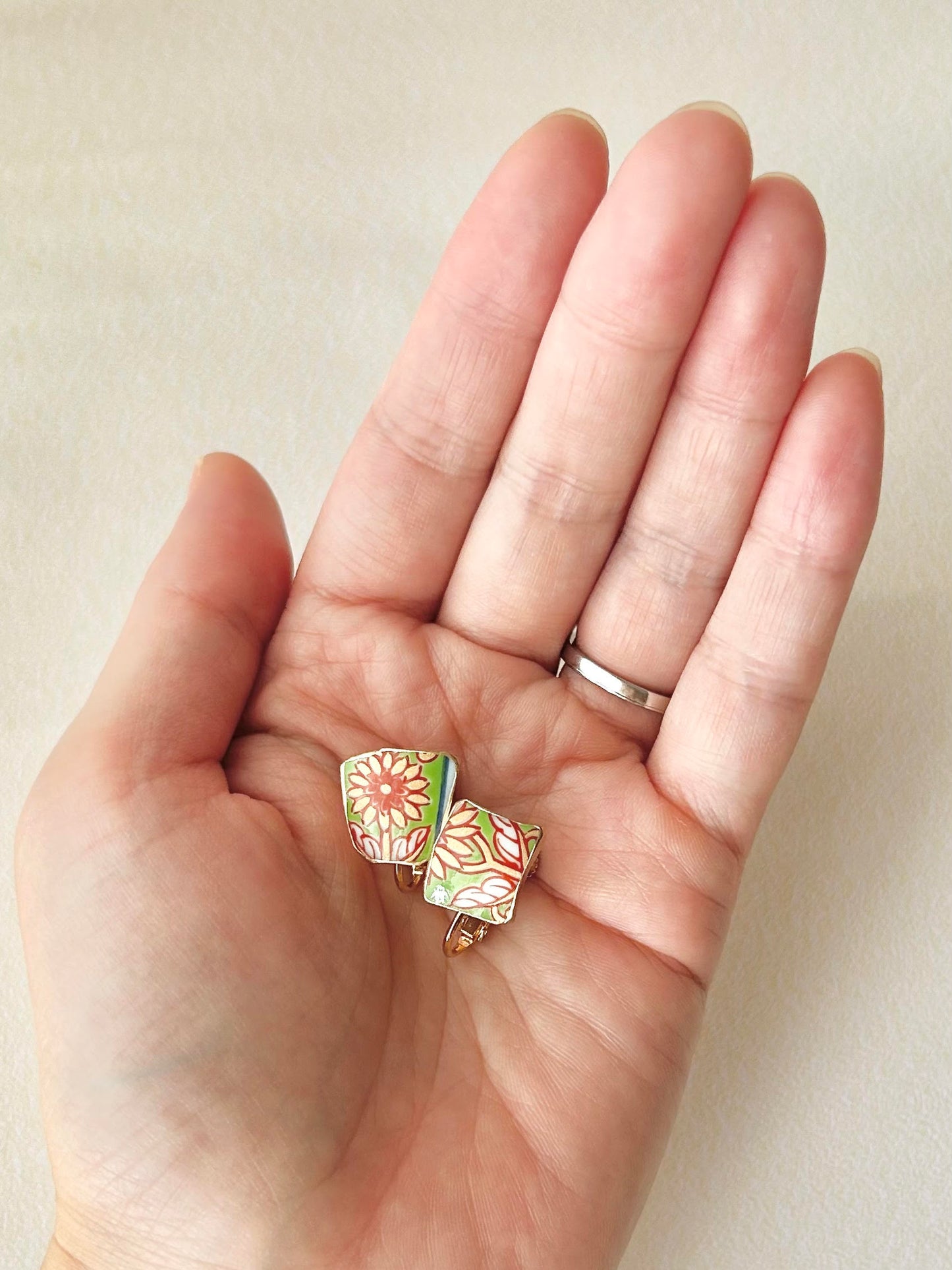 有田焼 　金継ぎ　ネジバネ式イヤリング　黄緑　オレンジ　花柄　 リーフ柄　伝統工芸　＃317