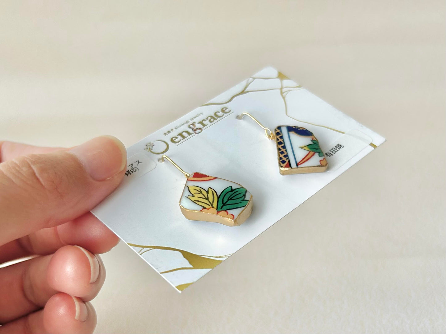 有田焼 　金継ぎ　サージカルステンレスピアス　緑色　黄色　リーフ柄　 揺れる　伝統工芸　＃320