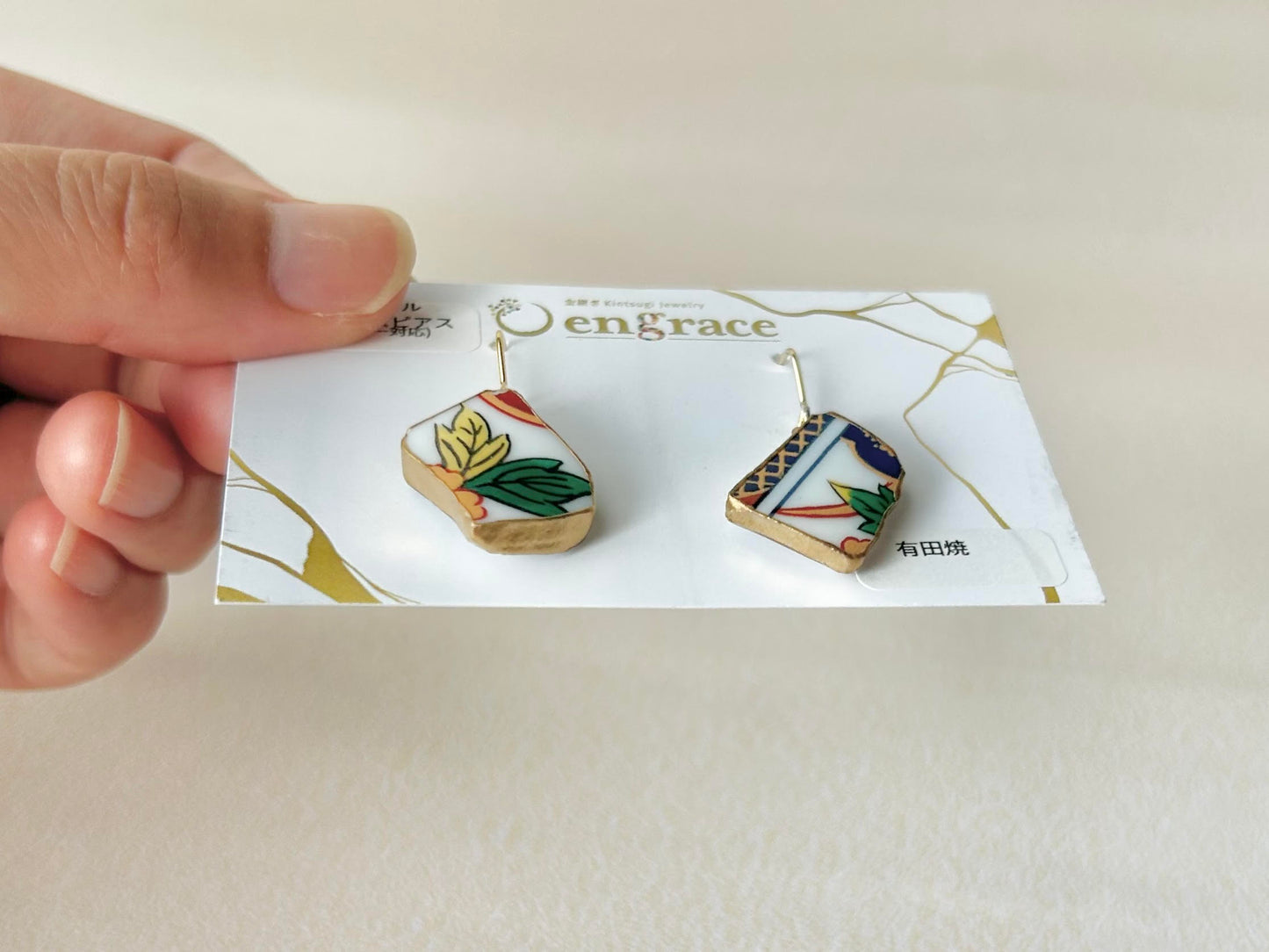 有田焼 　金継ぎ　サージカルステンレスピアス　緑色　黄色　リーフ柄　 揺れる　伝統工芸　＃320