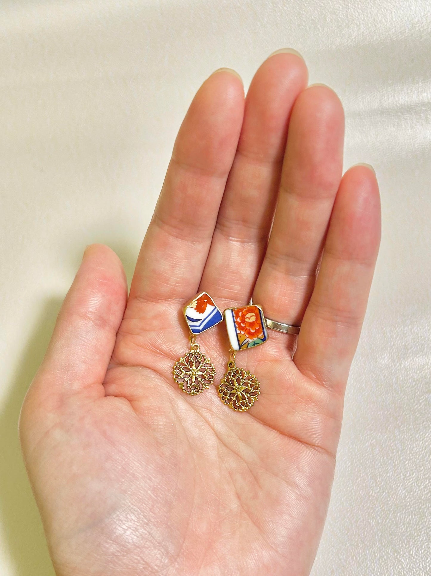 有田焼 　金継ぎ　サージカルステンレスピアス　赤　花柄　揺れる　伝統工芸　＃323